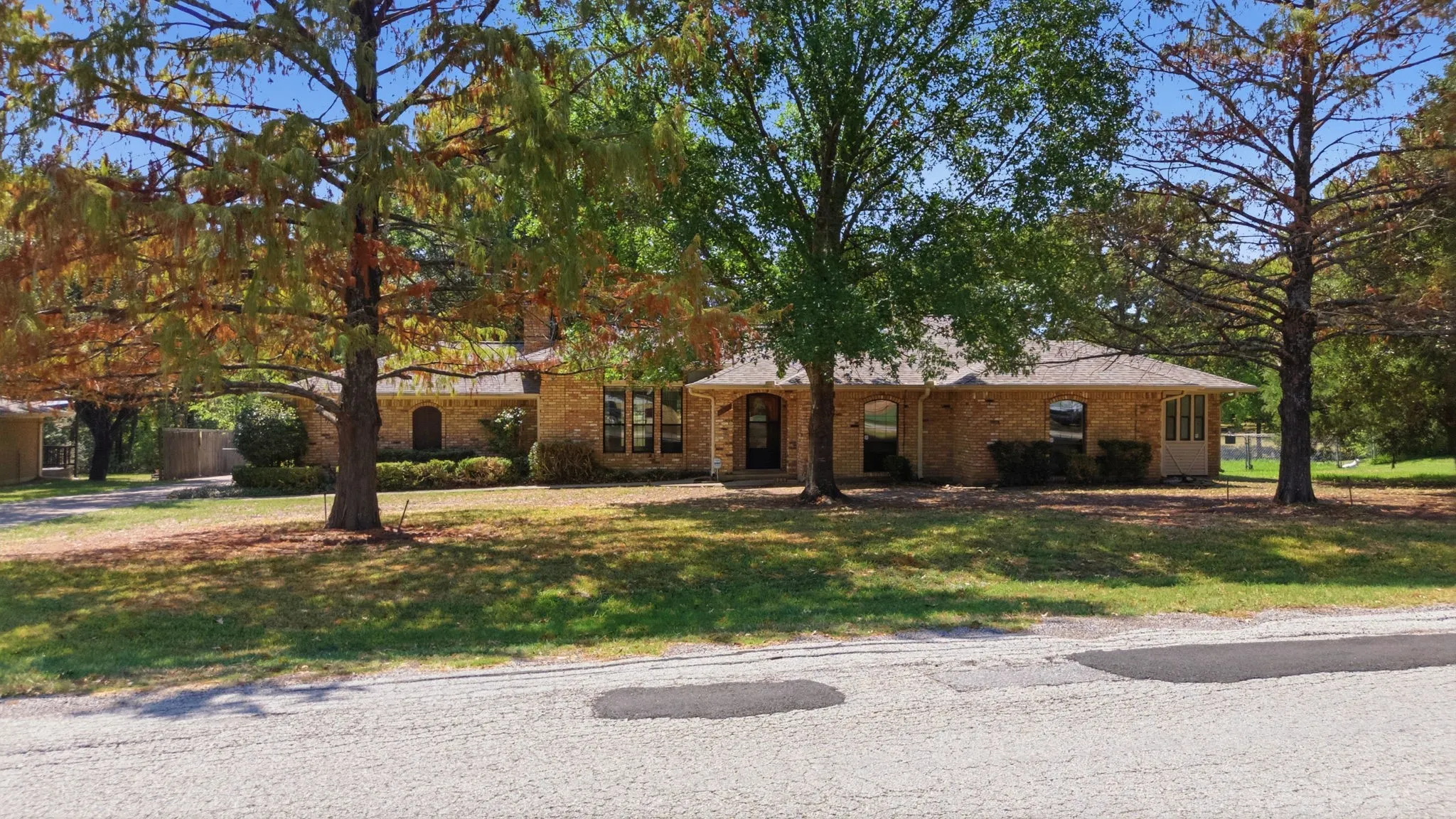 Single Family Residence For Sale in Henderson County , 109 Clover Drive, Gun Barrel City, Texas 75156, 3 Bedroom, 2 Bathroom, 2 Garage spaces, 1,954 Sqft, built in 1986, mls#21362232, Real Estate Agent in Gun Barrel City, Homes For Sale in Henderson county, Homes For Sale in Gun Barrel City, Realtor in Gun Barrel City Texas, Real Estate Brokerage Independent Realty Texas, Luminita Cordes Realtor
