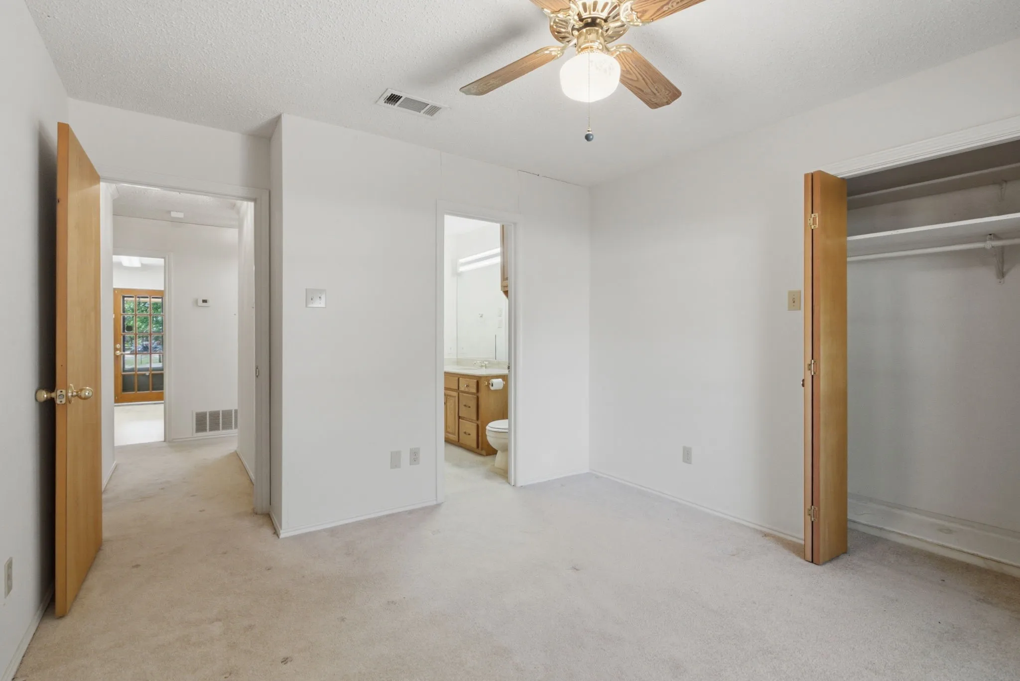 Single Family Residence For Sale in Henderson County , 109 Clover Drive, Gun Barrel City, Texas 75156, 3 Bedroom, 2 Bathroom, 2 Garage spaces, 1,954 Sqft, built in 1986, mls#21362232, Real Estate Agent in Gun Barrel City, Homes For Sale in Henderson county, Homes For Sale in Gun Barrel City, Realtor in Gun Barrel City Texas, Real Estate Brokerage Independent Realty Texas, Luminita Cordes Realtor