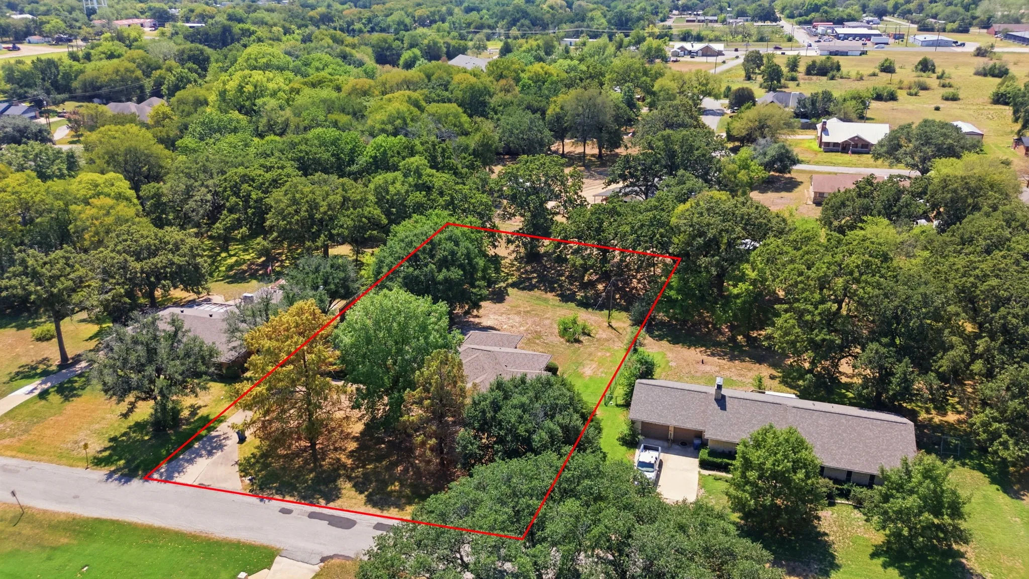 Single Family Residence For Sale in Henderson County , 109 Clover Drive, Gun Barrel City, Texas 75156, 3 Bedroom, 2 Bathroom, 2 Garage spaces, 1,954 Sqft, built in 1986, mls#21362232, Real Estate Agent in Gun Barrel City, Homes For Sale in Henderson county, Homes For Sale in Gun Barrel City, Realtor in Gun Barrel City Texas, Real Estate Brokerage Independent Realty Texas, Luminita Cordes Realtor