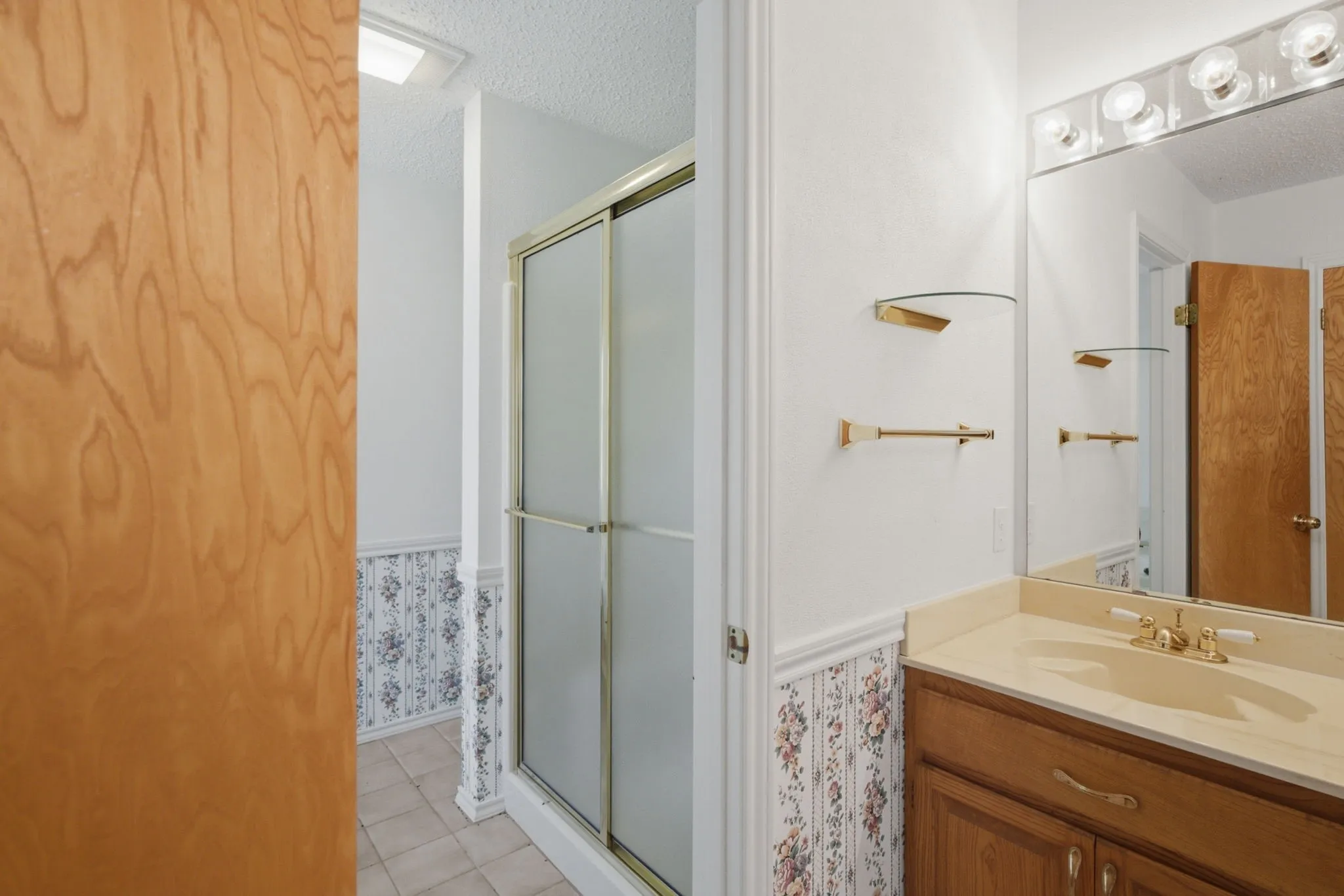 Single Family Residence For Sale in Henderson County , 109 Clover Drive, Gun Barrel City, Texas 75156, 3 Bedroom, 2 Bathroom, 2 Garage spaces, 1,954 Sqft, built in 1986, mls#21362232, Real Estate Agent in Gun Barrel City, Homes For Sale in Henderson county, Homes For Sale in Gun Barrel City, Realtor in Gun Barrel City Texas, Real Estate Brokerage Independent Realty Texas, Luminita Cordes Realtor