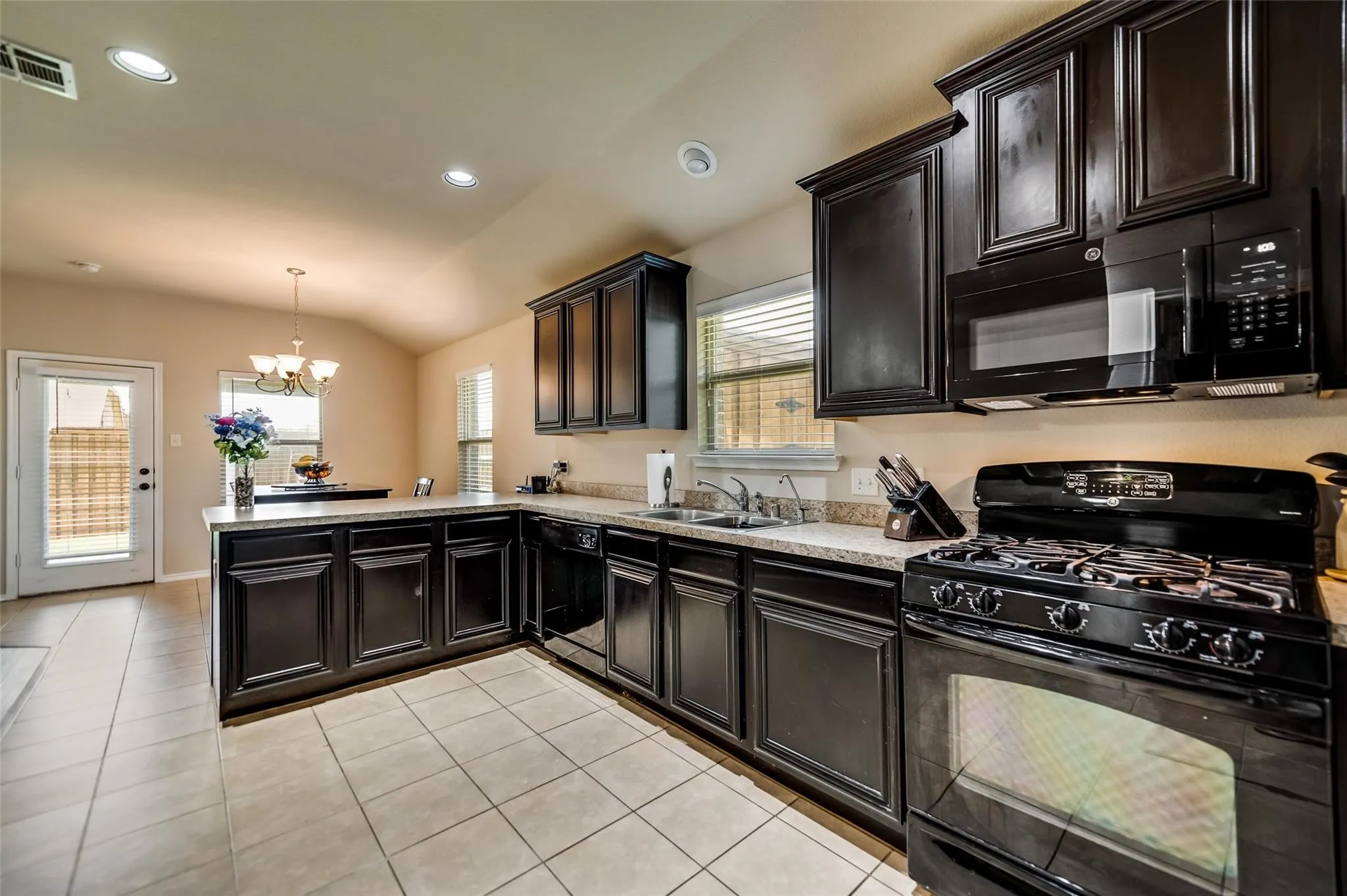 Single Family Residence For Rent in Grayson County , 1512 Syracuse Drive, Van Alstyne, Texas 75495, 3 Bedroom, 2 Bathroom, 2 Garage spaces, 1,544 Sqft, built in 2012, mls#21386205, Real Estate Agent in Van Alstyne, Homes For Rent in Grayson county, Homes For Rent in Van Alstyne, Realtor in Van Alstyne Texas, Real Estate Brokerage Independent Realty Texas, Luminita Cordes Realtor