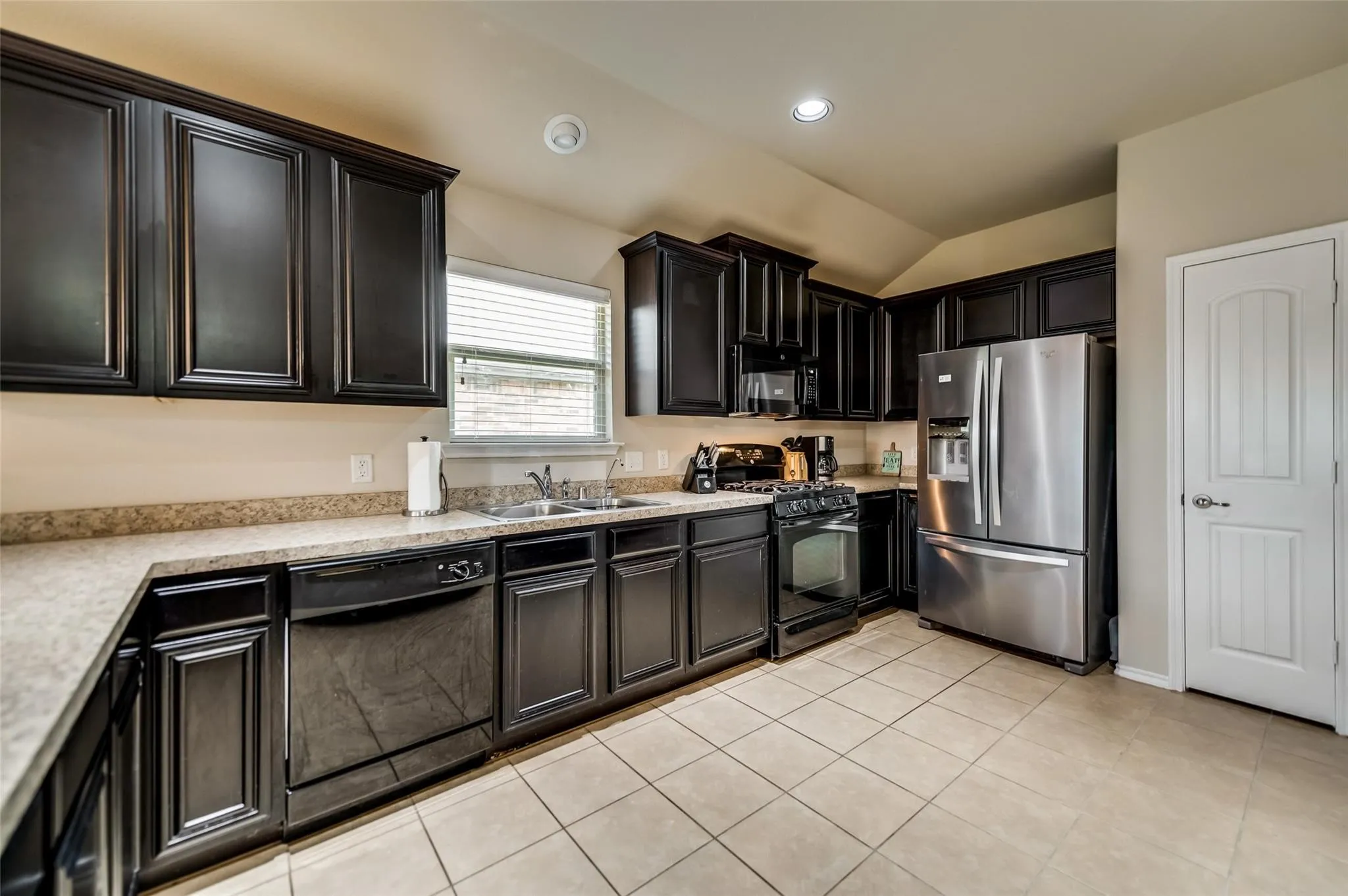 Single Family Residence For Rent in Grayson County , 1512 Syracuse Drive, Van Alstyne, Texas 75495, 3 Bedroom, 2 Bathroom, 2 Garage spaces, 1,544 Sqft, built in 2012, mls#21386205, Real Estate Agent in Van Alstyne, Homes For Rent in Grayson county, Homes For Rent in Van Alstyne, Realtor in Van Alstyne Texas, Real Estate Brokerage Independent Realty Texas, Luminita Cordes Realtor