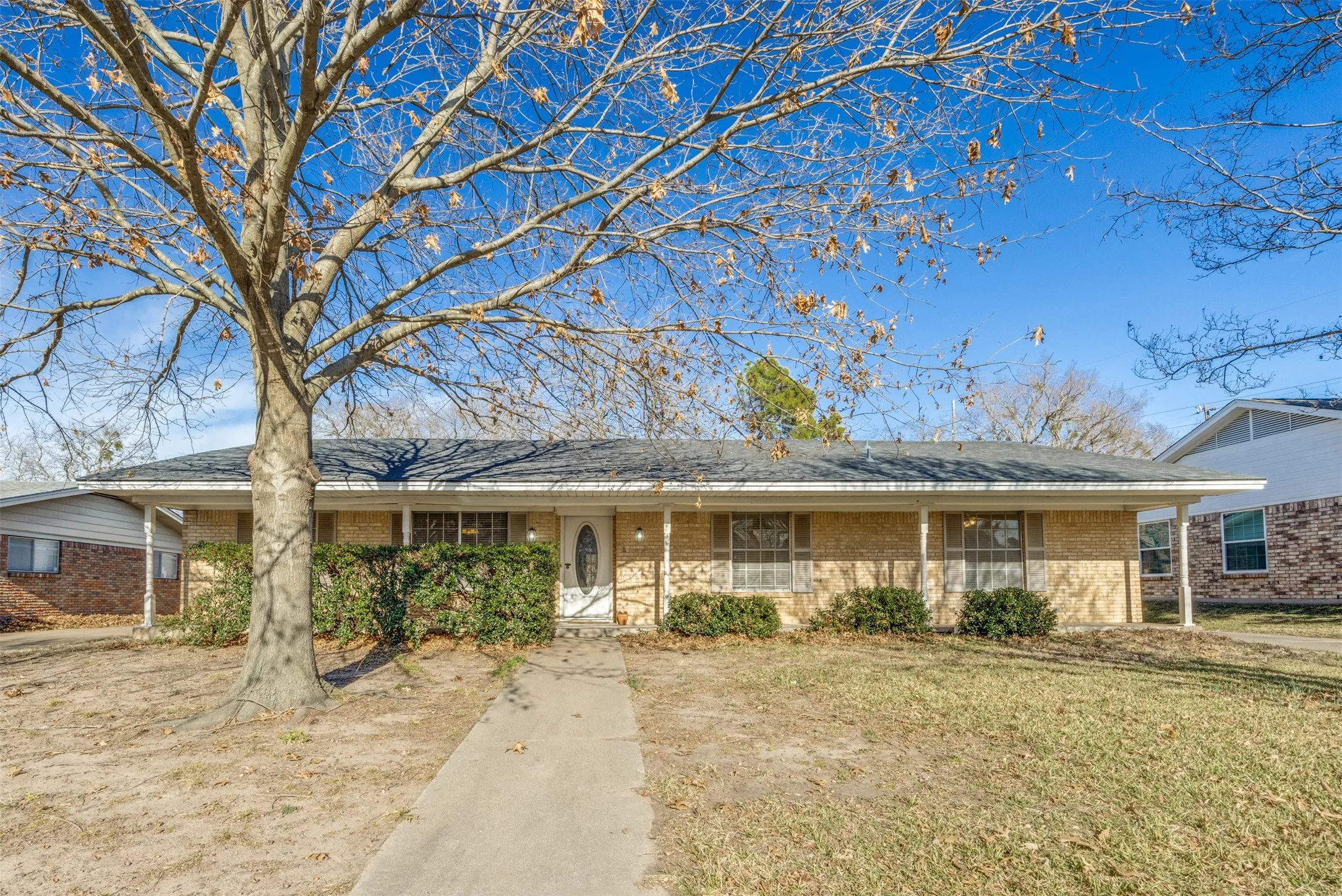 Single Family Residence For Sale in Grayson County , 1405 Lakewood Drive, Sherman, Texas 75092, 3 Bedroom, 3 Bathroom, 3 Garage spaces, 2,160 Sqft, built in 1969, mls#21387149, Real Estate Agent in Sherman, Homes For Sale in Grayson county, Homes For Sale in Sherman, Realtor in Sherman Texas, Real Estate Brokerage Independent Realty Texas, Luminita Cordes Realtor