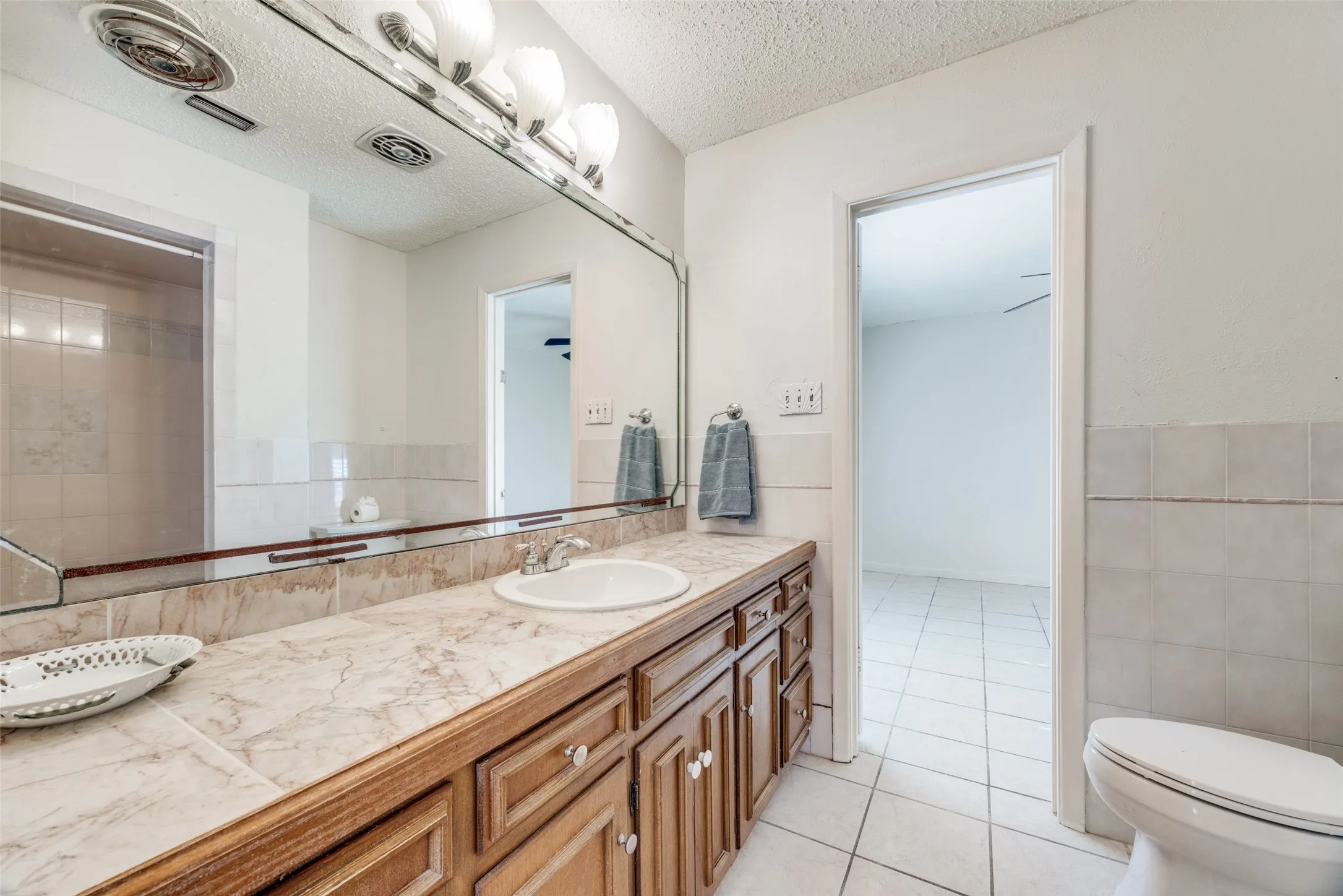 Alternate view of the connecting bath.
