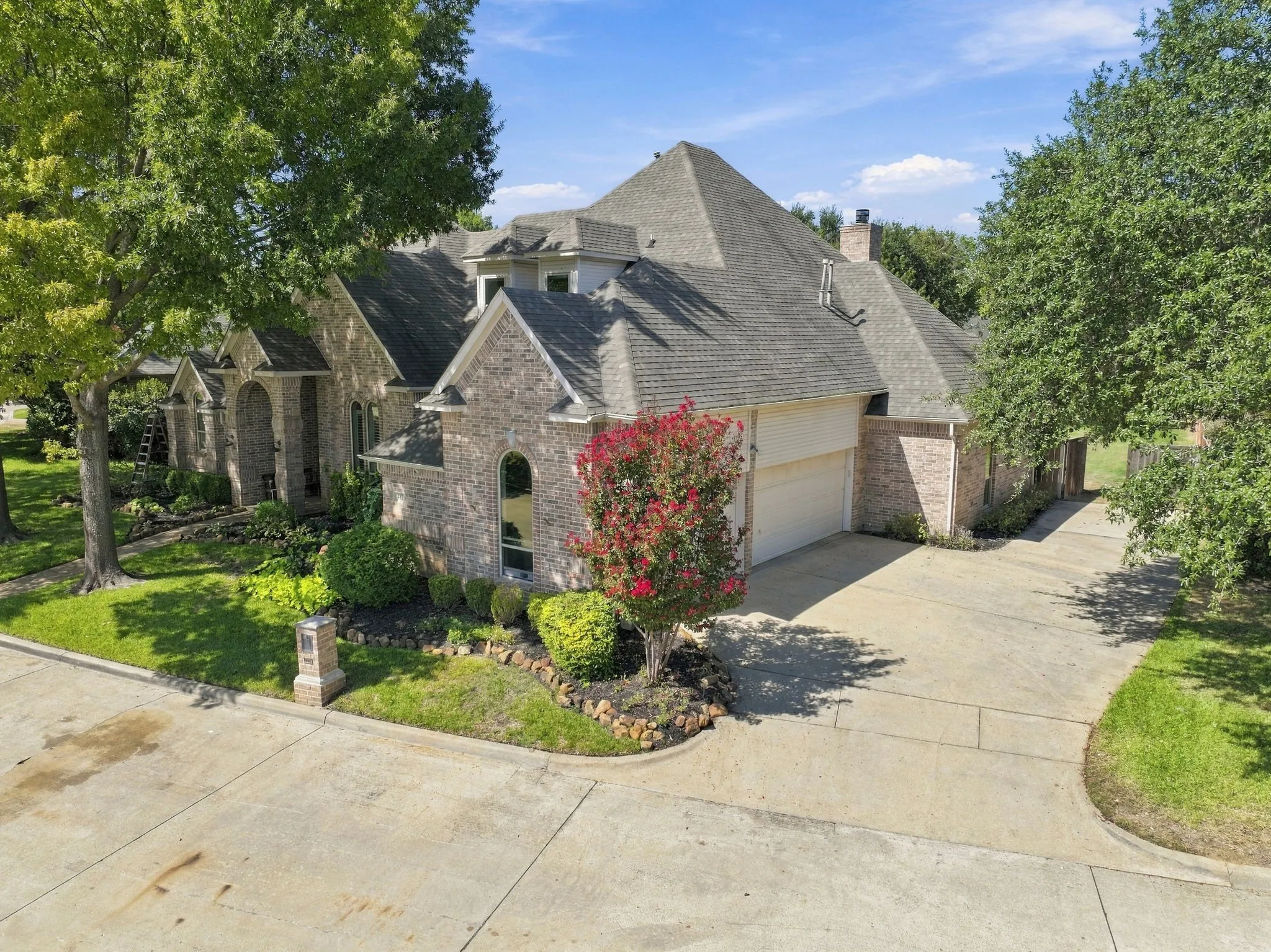 Single Family Residence For Sale in Tarrant County , 402 Southridge Lakes Parkway, Southlake, Texas 76092, 4 Bedroom, 3 Bathroom, 3 Garage spaces, 3,089 Sqft, built in 1993, mls#21381941, Real Estate Agent in Southlake, Homes For Sale in Tarrant county, Homes For Sale in Southlake, Realtor in Southlake Texas, Real Estate Brokerage Independent Realty Texas, Luminita Cordes Realtor