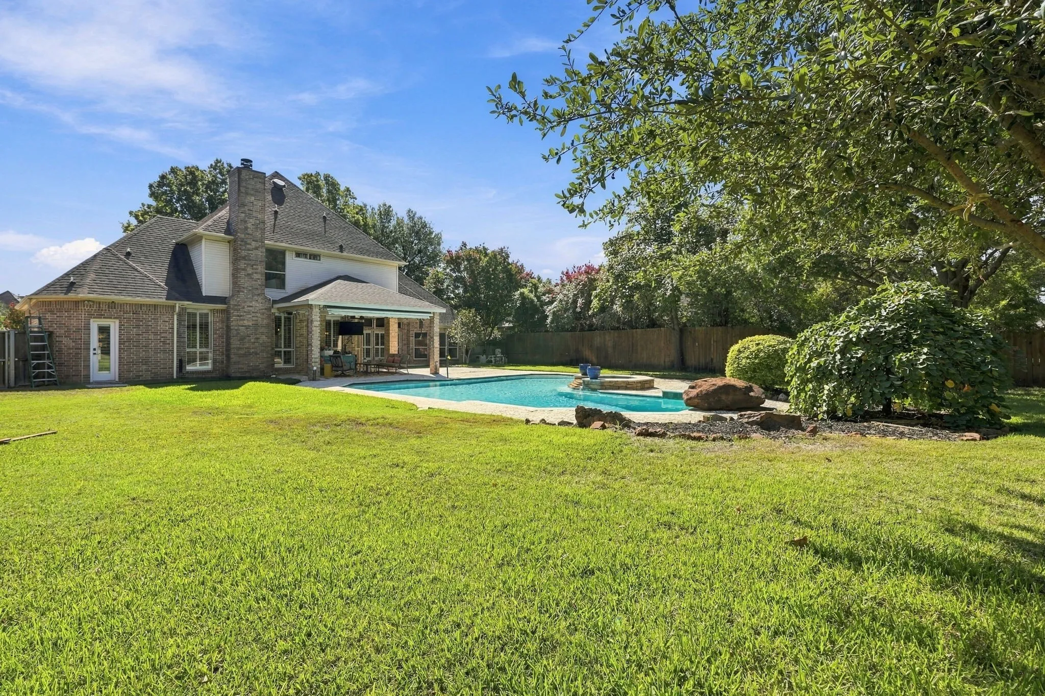 Single Family Residence For Sale in Tarrant County , 402 Southridge Lakes Parkway, Southlake, Texas 76092, 4 Bedroom, 3 Bathroom, 3 Garage spaces, 3,089 Sqft, built in 1993, mls#21381941, Real Estate Agent in Southlake, Homes For Sale in Tarrant county, Homes For Sale in Southlake, Realtor in Southlake Texas, Real Estate Brokerage Independent Realty Texas, Luminita Cordes Realtor