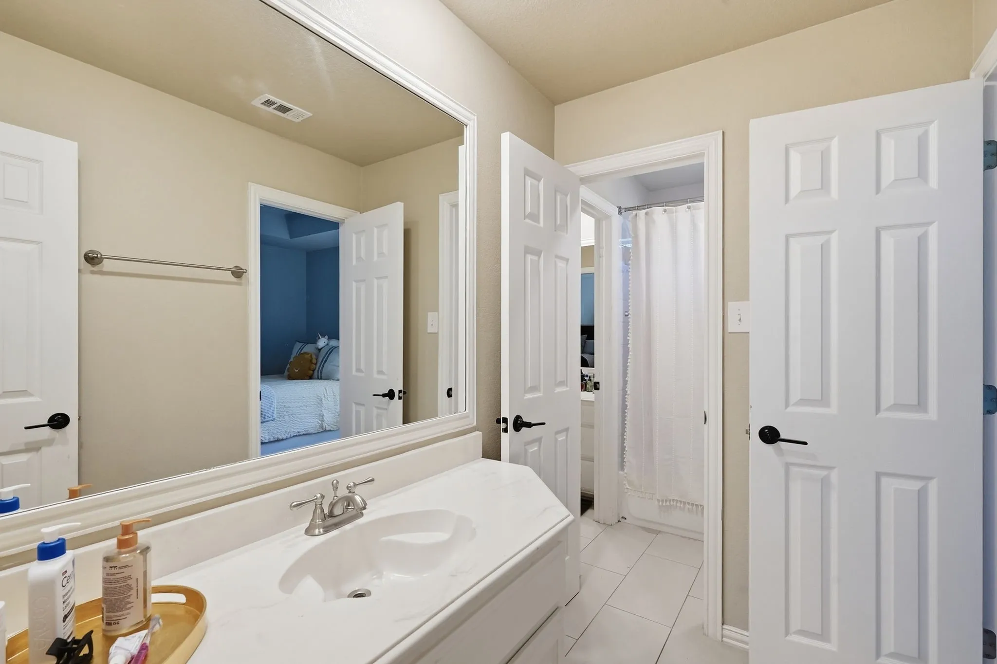 Single Family Residence For Sale in Tarrant County , 402 Southridge Lakes Parkway, Southlake, Texas 76092, 4 Bedroom, 3 Bathroom, 3 Garage spaces, 3,089 Sqft, built in 1993, mls#21381941, Real Estate Agent in Southlake, Homes For Sale in Tarrant county, Homes For Sale in Southlake, Realtor in Southlake Texas, Real Estate Brokerage Independent Realty Texas, Luminita Cordes Realtor