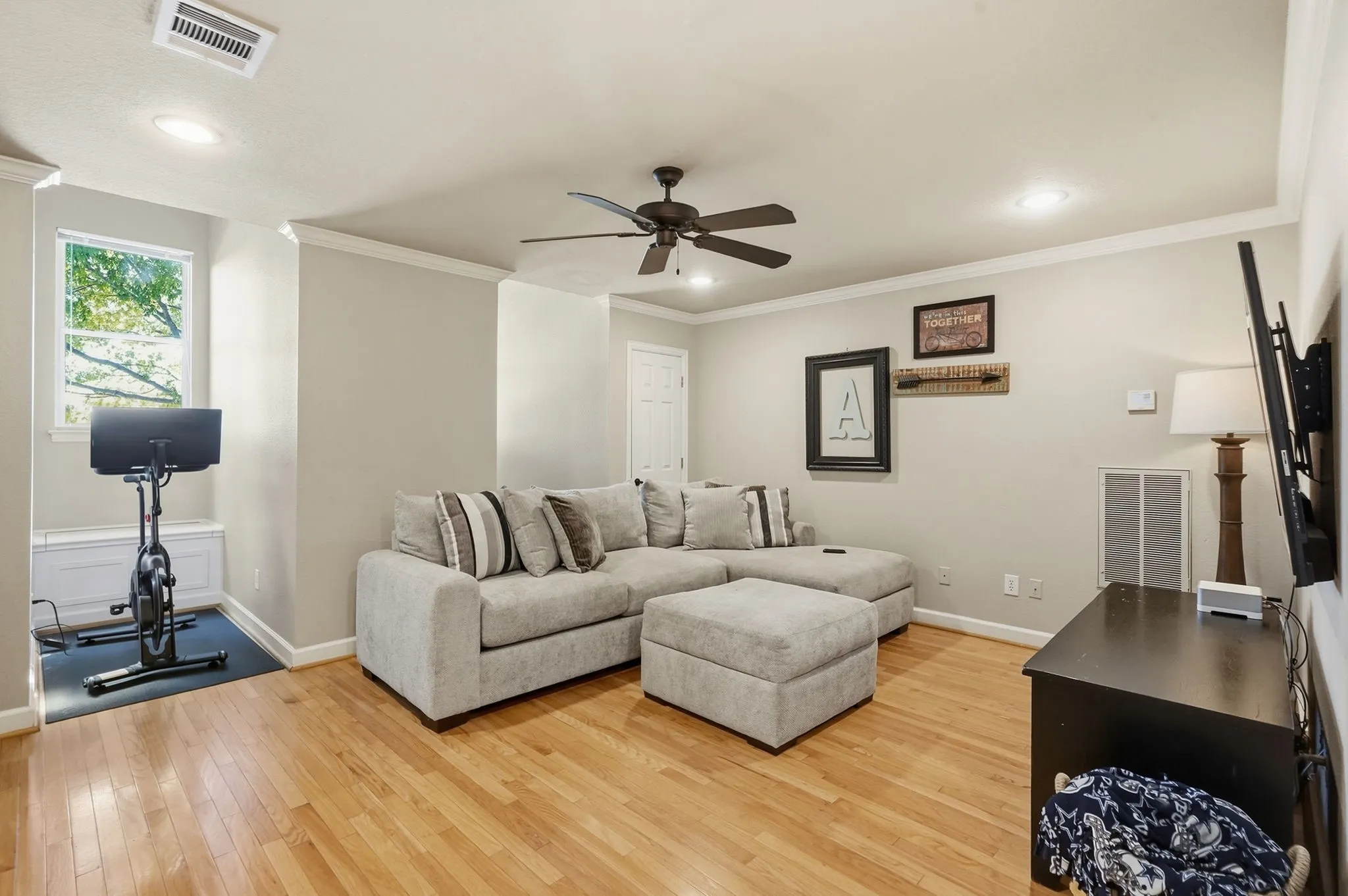 Single Family Residence For Sale in Tarrant County , 402 Southridge Lakes Parkway, Southlake, Texas 76092, 4 Bedroom, 3 Bathroom, 3 Garage spaces, 3,089 Sqft, built in 1993, mls#21381941, Real Estate Agent in Southlake, Homes For Sale in Tarrant county, Homes For Sale in Southlake, Realtor in Southlake Texas, Real Estate Brokerage Independent Realty Texas, Luminita Cordes Realtor