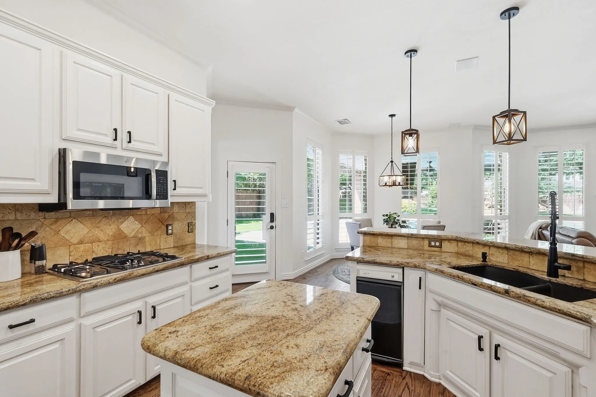 Single Family Residence For Sale in Tarrant County , 402 Southridge Lakes Parkway, Southlake, Texas 76092, 4 Bedroom, 3 Bathroom, 3 Garage spaces, 3,089 Sqft, built in 1993, mls#21381941, Real Estate Agent in Southlake, Homes For Sale in Tarrant county, Homes For Sale in Southlake, Realtor in Southlake Texas, Real Estate Brokerage Independent Realty Texas, Luminita Cordes Realtor