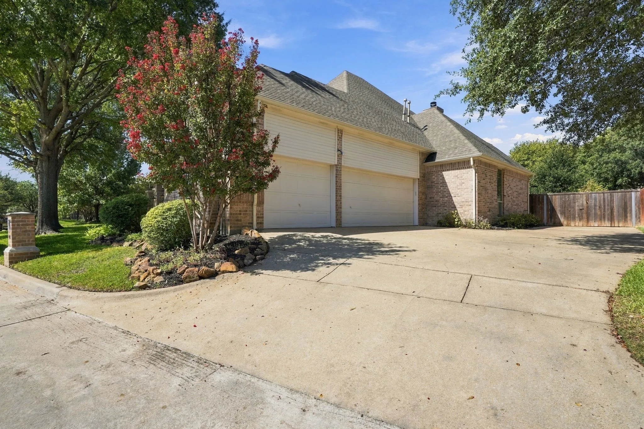 Single Family Residence For Sale in Tarrant County , 402 Southridge Lakes Parkway, Southlake, Texas 76092, 4 Bedroom, 3 Bathroom, 3 Garage spaces, 3,089 Sqft, built in 1993, mls#21381941, Real Estate Agent in Southlake, Homes For Sale in Tarrant county, Homes For Sale in Southlake, Realtor in Southlake Texas, Real Estate Brokerage Independent Realty Texas, Luminita Cordes Realtor