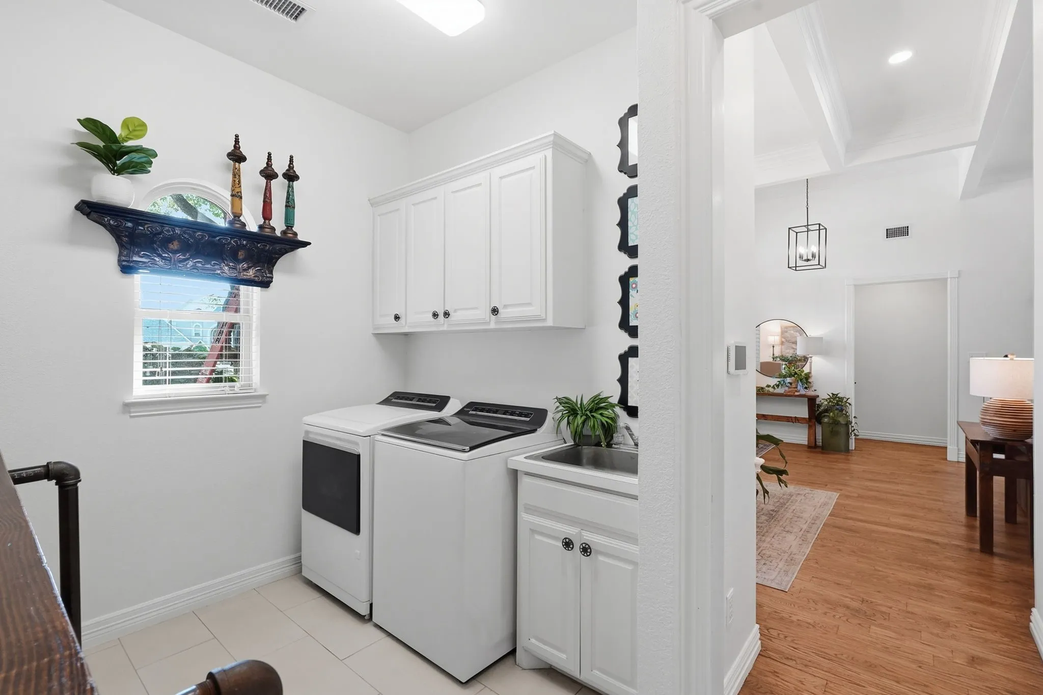 Single Family Residence For Sale in Tarrant County , 402 Southridge Lakes Parkway, Southlake, Texas 76092, 4 Bedroom, 3 Bathroom, 3 Garage spaces, 3,089 Sqft, built in 1993, mls#21381941, Real Estate Agent in Southlake, Homes For Sale in Tarrant county, Homes For Sale in Southlake, Realtor in Southlake Texas, Real Estate Brokerage Independent Realty Texas, Luminita Cordes Realtor