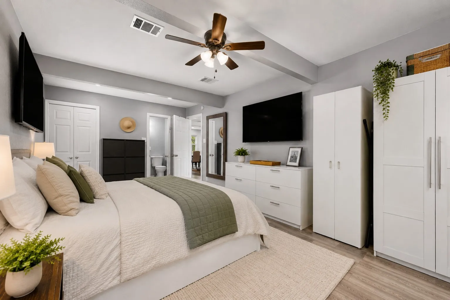 Single Family Residence For Rent in Dallas County , 1106 E Strong Parkway, Grand Prairie, Texas 75050, 4 Bedroom, 2 Bathroom, 1 Garage spaces, 1,544 Sqft, built in 1953, mls#21387154, Real Estate Agent in Grand Prairie, Homes For Rent in Dallas county, Homes For Rent in Grand Prairie, Realtor in Grand Prairie Texas, Real Estate Brokerage Independent Realty Texas, Luminita Cordes Realtor