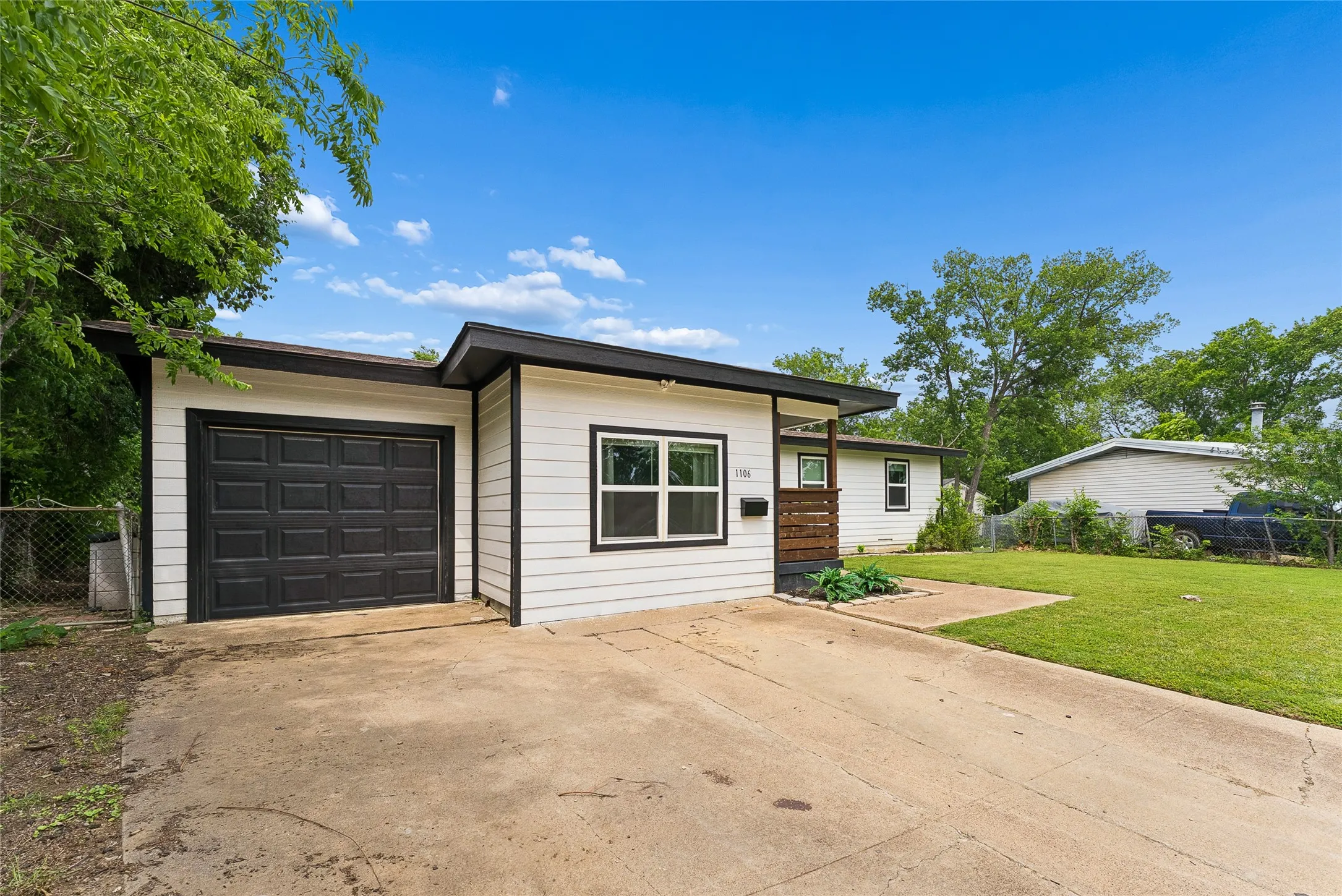 Single Family Residence For Rent in Dallas County , 1106 E Strong Parkway, Grand Prairie, Texas 75050, 4 Bedroom, 2 Bathroom, 1 Garage spaces, 1,544 Sqft, built in 1953, mls#21387154, Real Estate Agent in Grand Prairie, Homes For Rent in Dallas county, Homes For Rent in Grand Prairie, Realtor in Grand Prairie Texas, Real Estate Brokerage Independent Realty Texas, Luminita Cordes Realtor