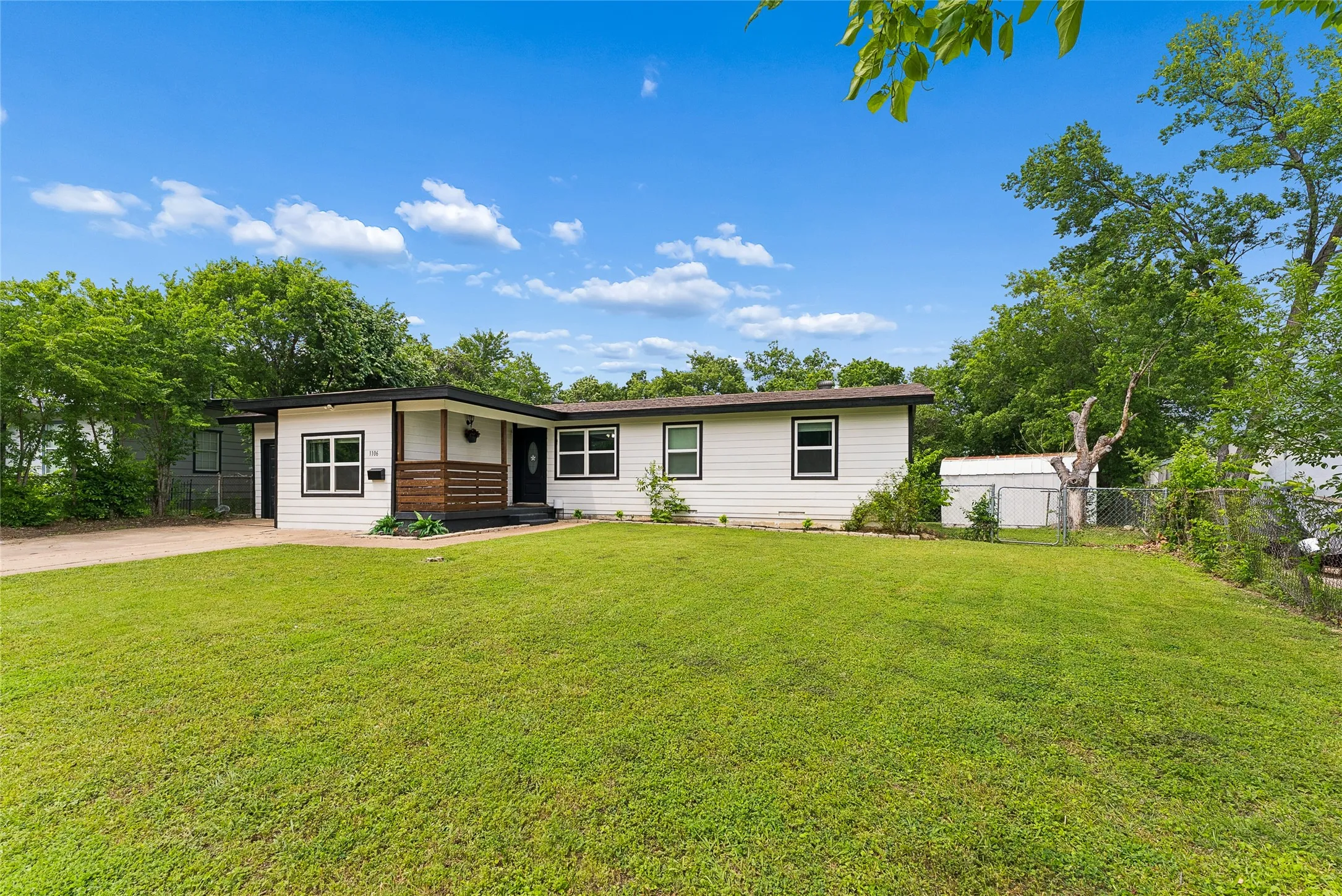 Single Family Residence For Rent in Dallas County , 1106 E Strong Parkway, Grand Prairie, Texas 75050, 4 Bedroom, 2 Bathroom, 1 Garage spaces, 1,544 Sqft, built in 1953, mls#21387154, Real Estate Agent in Grand Prairie, Homes For Rent in Dallas county, Homes For Rent in Grand Prairie, Realtor in Grand Prairie Texas, Real Estate Brokerage Independent Realty Texas, Luminita Cordes Realtor
