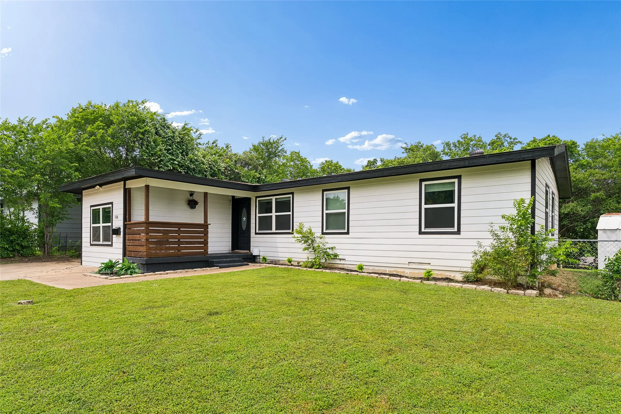 Single Family Residence For Rent in Dallas County , 1106 E Strong Parkway, Grand Prairie, Texas 75050, 4 Bedroom, 2 Bathroom, 1 Garage spaces, 1,544 Sqft, built in 1953, mls#21387154, Real Estate Agent in Grand Prairie, Homes For Rent in Dallas county, Homes For Rent in Grand Prairie, Realtor in Grand Prairie Texas, Real Estate Brokerage Independent Realty Texas, Luminita Cordes Realtor