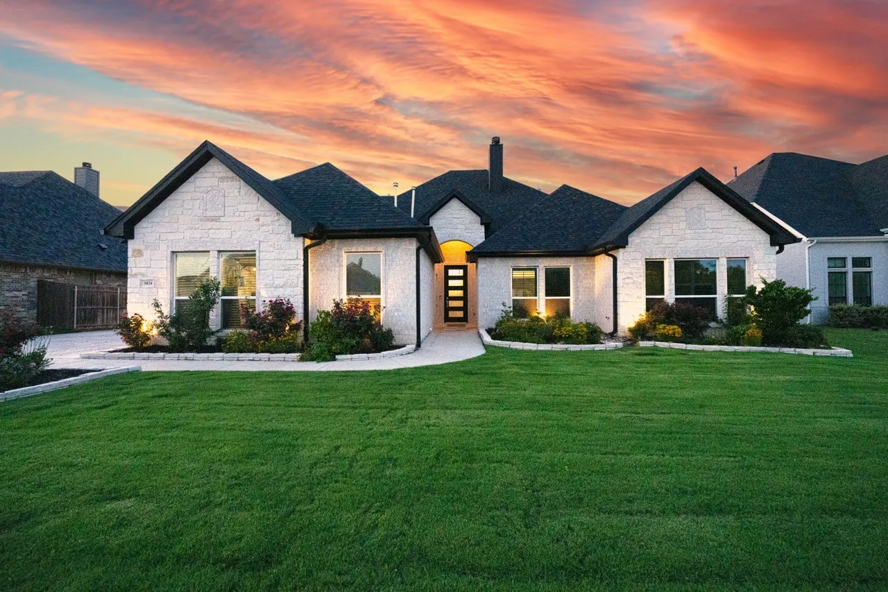 Single Family Residence For Sale in Tarrant County , 1024 Whisper Willows Drive, Fort Worth, Texas 76052, 4 Bedroom, 4 Bathroom, 3 Garage spaces, 2,944 Sqft, built in 2022, mls#21387162, Real Estate Agent in Fort Worth, Homes For Sale in Tarrant county, Homes For Sale in Fort Worth, Realtor in Fort Worth Texas, Real Estate Brokerage Independent Realty Texas, Luminita Cordes Realtor