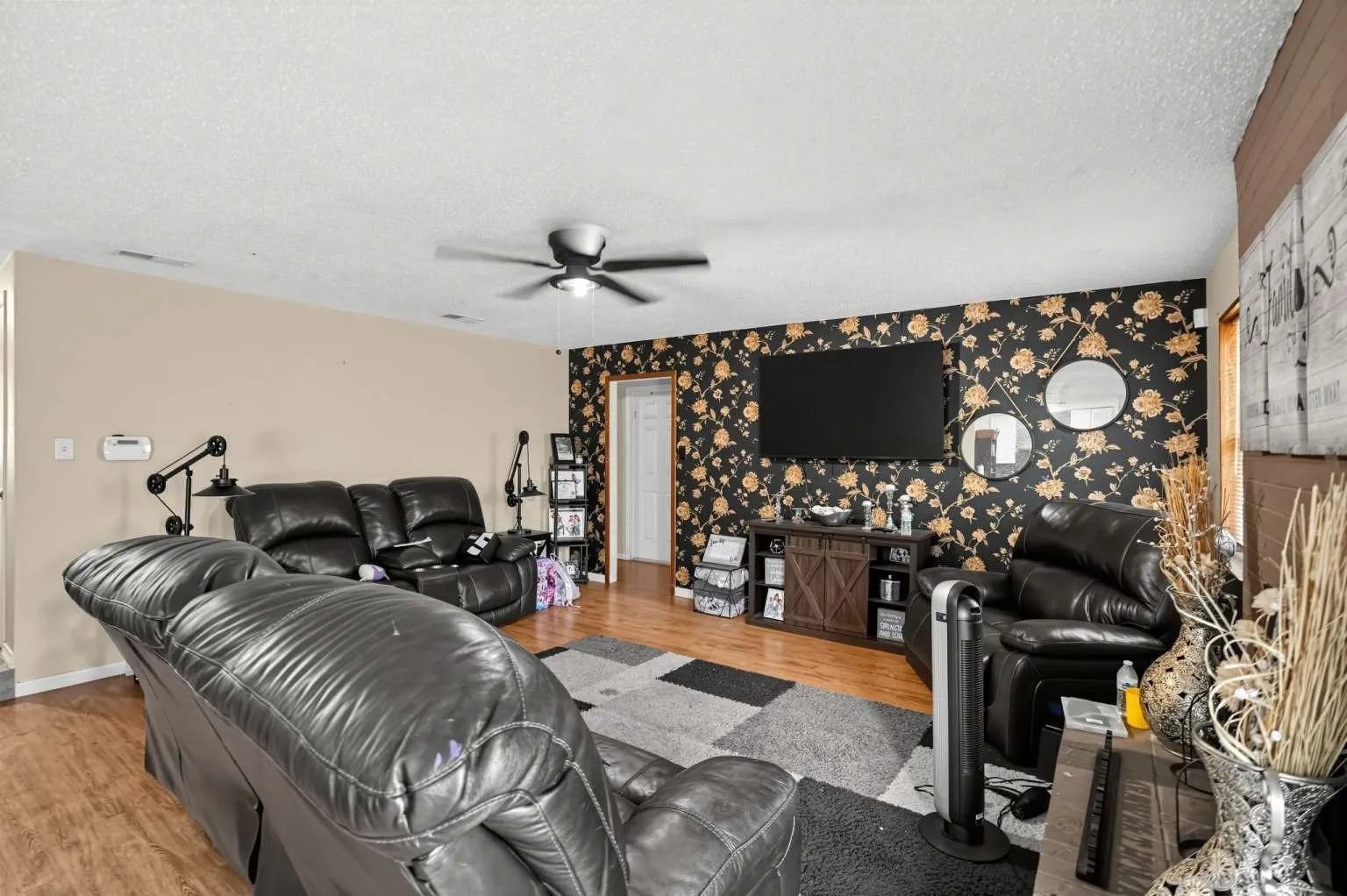 Single Family Residence For Sale in Tarrant County , 7632 Beckwood Drive, Fort Worth, Texas 76112, 3 Bedroom, 2 Bathroom, 2 Garage spaces, 1,559 Sqft, built in 1976, mls#21387165, Real Estate Agent in Fort Worth, Homes For Sale in Tarrant county, Homes For Sale in Fort Worth, Realtor in Fort Worth Texas, Real Estate Brokerage Independent Realty Texas, Luminita Cordes Realtor