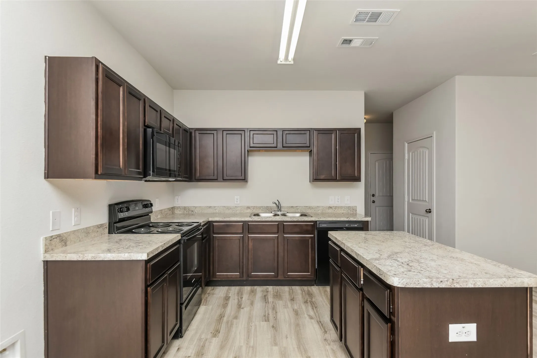 Single Family Residence For Rent in Ellis County , 2802 Redhead Place, Ennis, Texas 75119, 3 Bedroom, 3 Bathroom, 2 Garage spaces, 1,999 Sqft, built in 2021, mls#21387164, Real Estate Agent in Ennis, Homes For Rent in Ellis county, Homes For Rent in Ennis, Realtor in Ennis Texas, Real Estate Brokerage Independent Realty Texas, Luminita Cordes Realtor