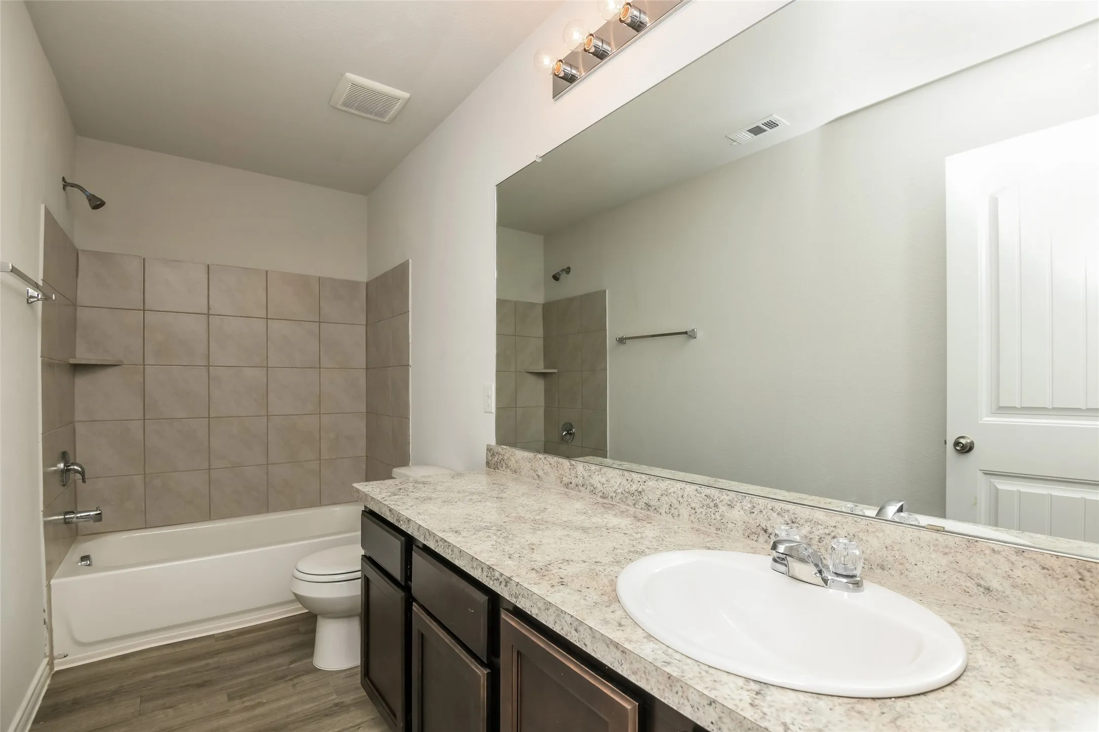 Single Family Residence For Rent in Ellis County , 2802 Redhead Place, Ennis, Texas 75119, 3 Bedroom, 3 Bathroom, 2 Garage spaces, 1,999 Sqft, built in 2021, mls#21387164, Real Estate Agent in Ennis, Homes For Rent in Ellis county, Homes For Rent in Ennis, Realtor in Ennis Texas, Real Estate Brokerage Independent Realty Texas, Luminita Cordes Realtor