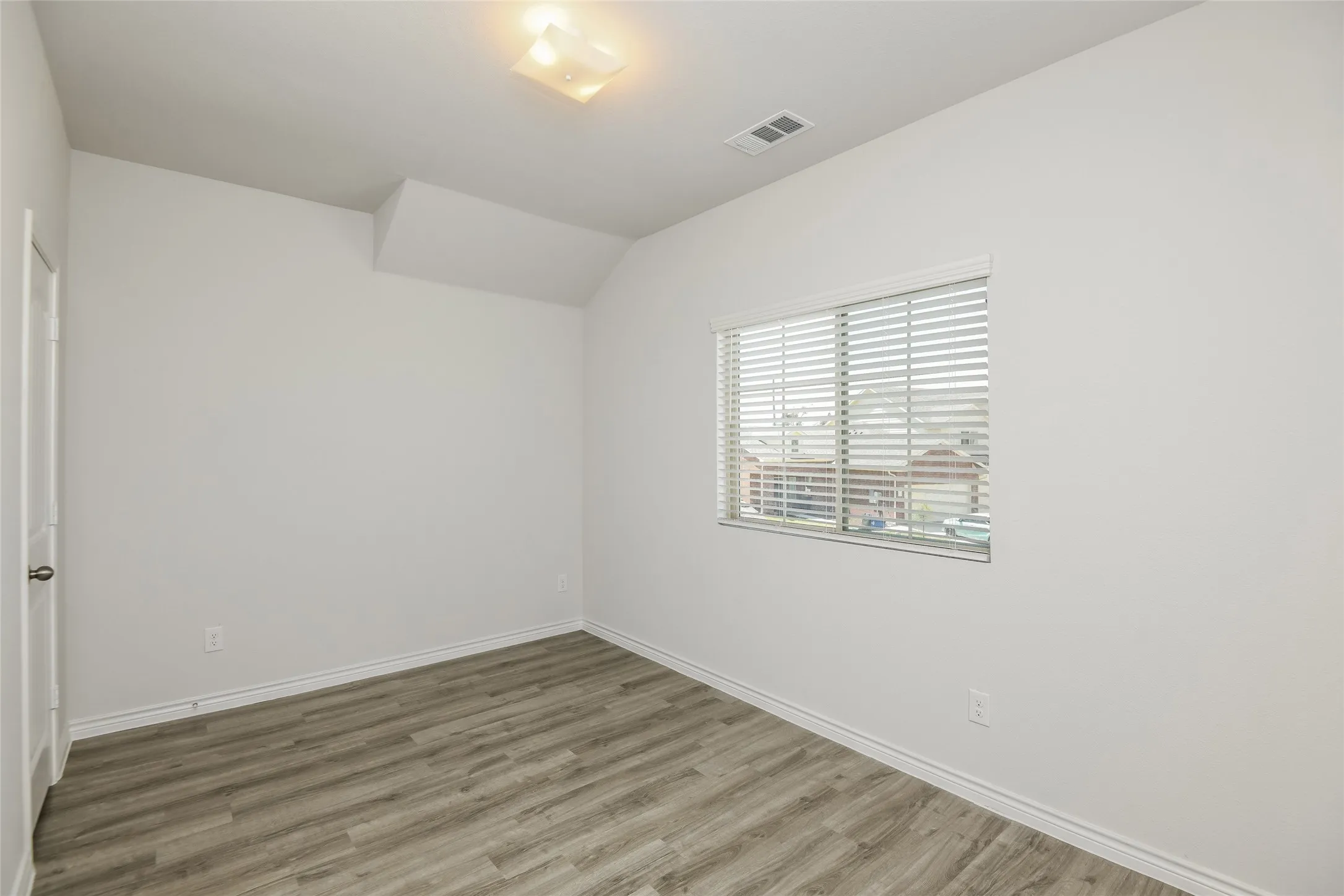 Single Family Residence For Rent in Ellis County , 2802 Redhead Place, Ennis, Texas 75119, 3 Bedroom, 3 Bathroom, 2 Garage spaces, 1,999 Sqft, built in 2021, mls#21387164, Real Estate Agent in Ennis, Homes For Rent in Ellis county, Homes For Rent in Ennis, Realtor in Ennis Texas, Real Estate Brokerage Independent Realty Texas, Luminita Cordes Realtor