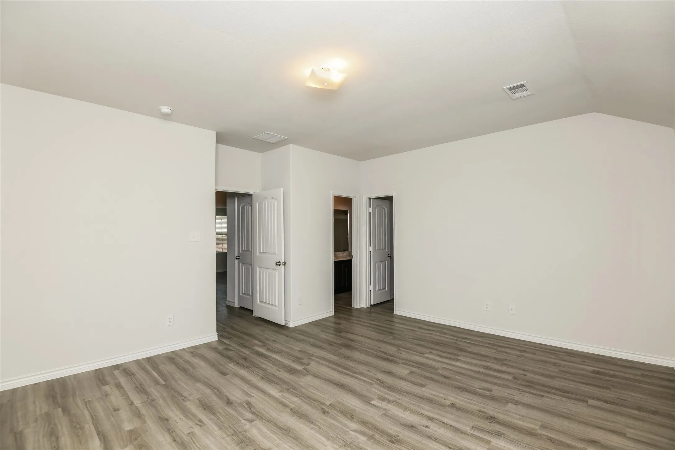 Single Family Residence For Rent in Ellis County , 2802 Redhead Place, Ennis, Texas 75119, 3 Bedroom, 3 Bathroom, 2 Garage spaces, 1,999 Sqft, built in 2021, mls#21387164, Real Estate Agent in Ennis, Homes For Rent in Ellis county, Homes For Rent in Ennis, Realtor in Ennis Texas, Real Estate Brokerage Independent Realty Texas, Luminita Cordes Realtor