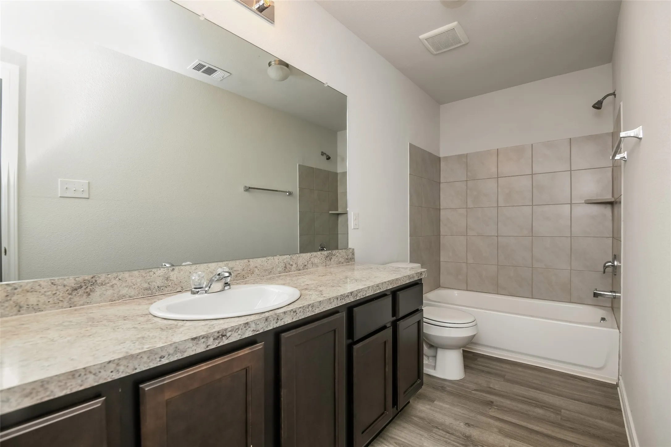 Single Family Residence For Rent in Ellis County , 2802 Redhead Place, Ennis, Texas 75119, 3 Bedroom, 3 Bathroom, 2 Garage spaces, 1,999 Sqft, built in 2021, mls#21387164, Real Estate Agent in Ennis, Homes For Rent in Ellis county, Homes For Rent in Ennis, Realtor in Ennis Texas, Real Estate Brokerage Independent Realty Texas, Luminita Cordes Realtor