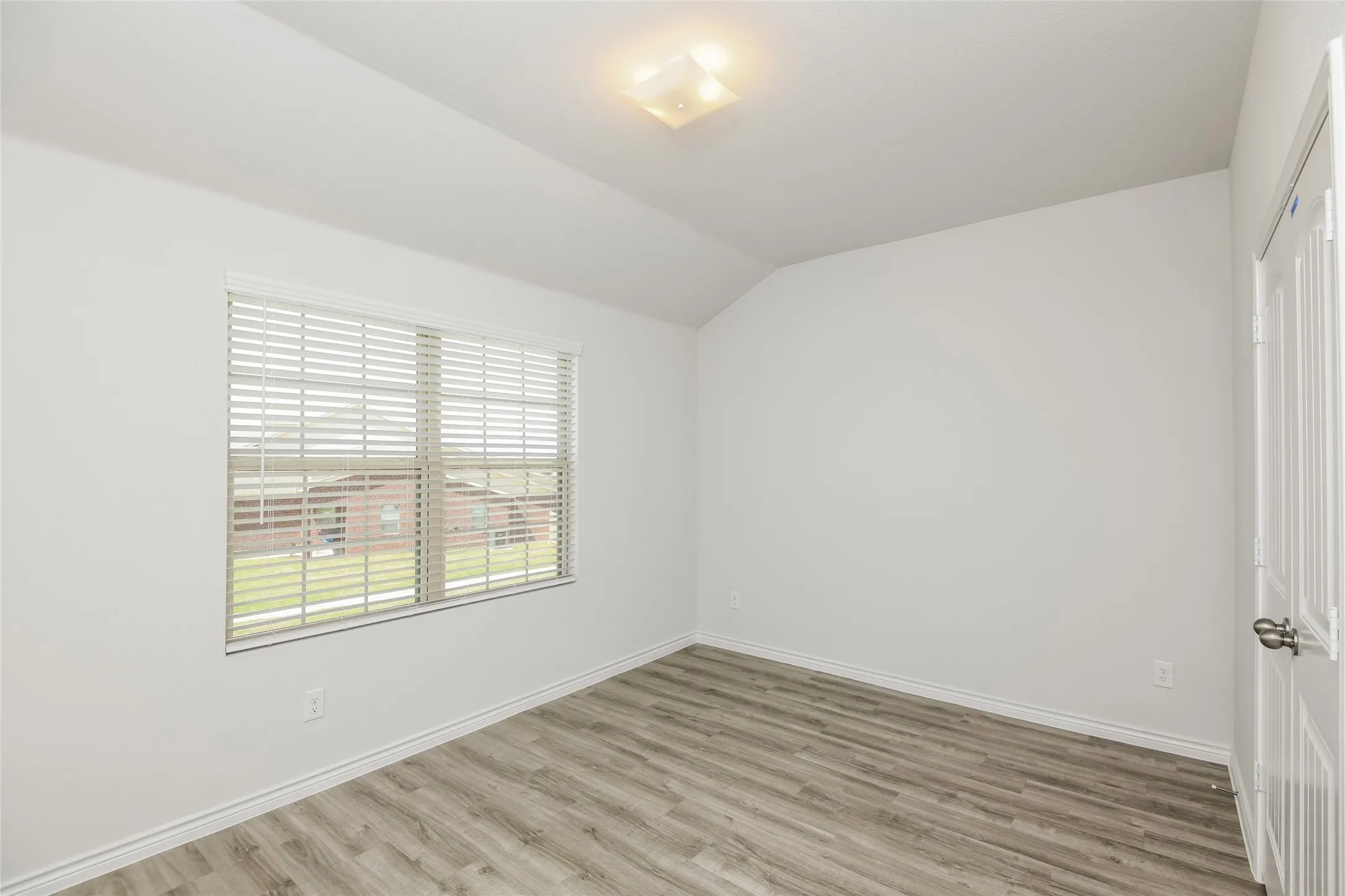 Single Family Residence For Rent in Ellis County , 2802 Redhead Place, Ennis, Texas 75119, 3 Bedroom, 3 Bathroom, 2 Garage spaces, 1,999 Sqft, built in 2021, mls#21387164, Real Estate Agent in Ennis, Homes For Rent in Ellis county, Homes For Rent in Ennis, Realtor in Ennis Texas, Real Estate Brokerage Independent Realty Texas, Luminita Cordes Realtor