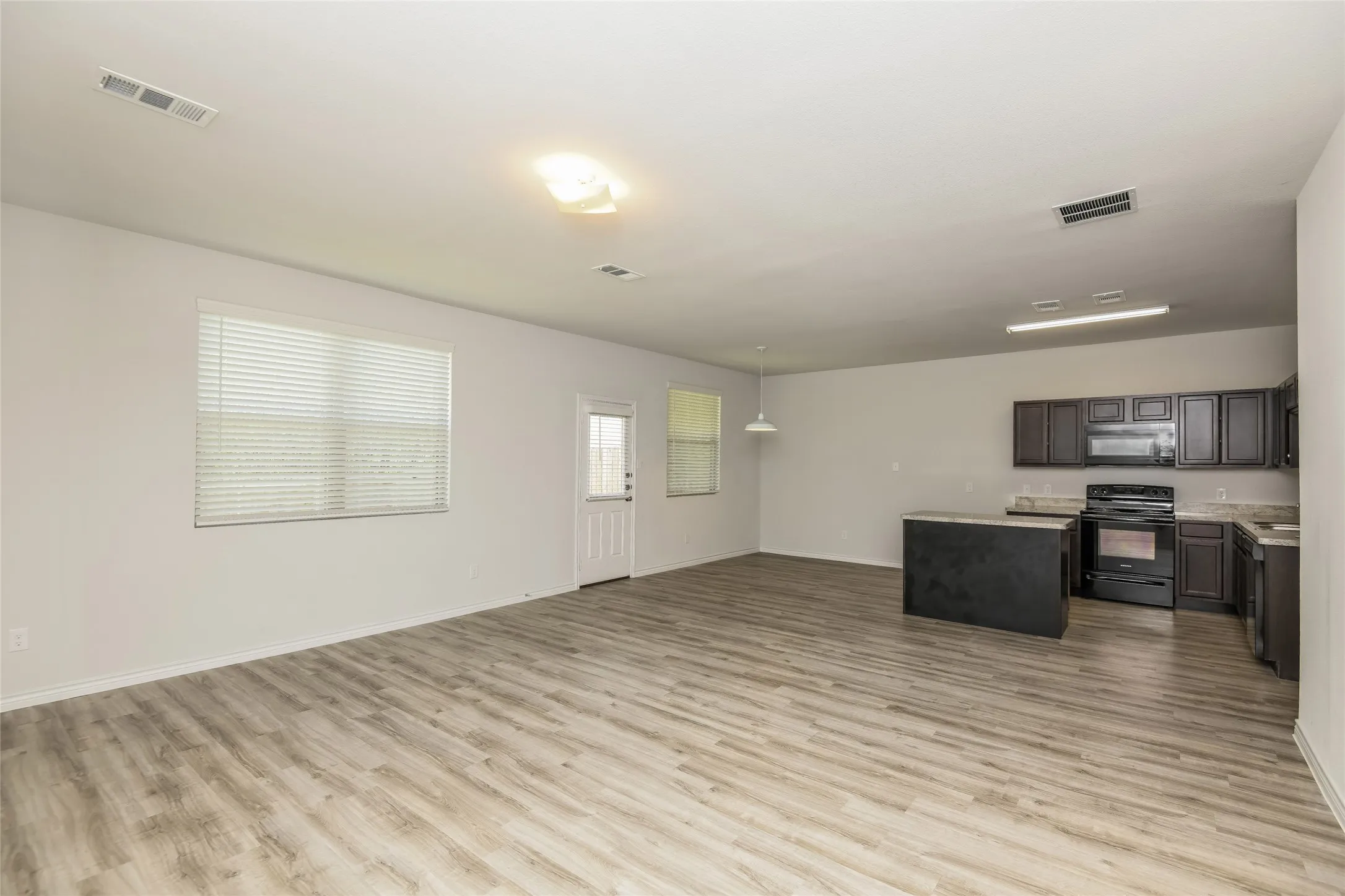 Single Family Residence For Rent in Ellis County , 2802 Redhead Place, Ennis, Texas 75119, 3 Bedroom, 3 Bathroom, 2 Garage spaces, 1,999 Sqft, built in 2021, mls#21387164, Real Estate Agent in Ennis, Homes For Rent in Ellis county, Homes For Rent in Ennis, Realtor in Ennis Texas, Real Estate Brokerage Independent Realty Texas, Luminita Cordes Realtor