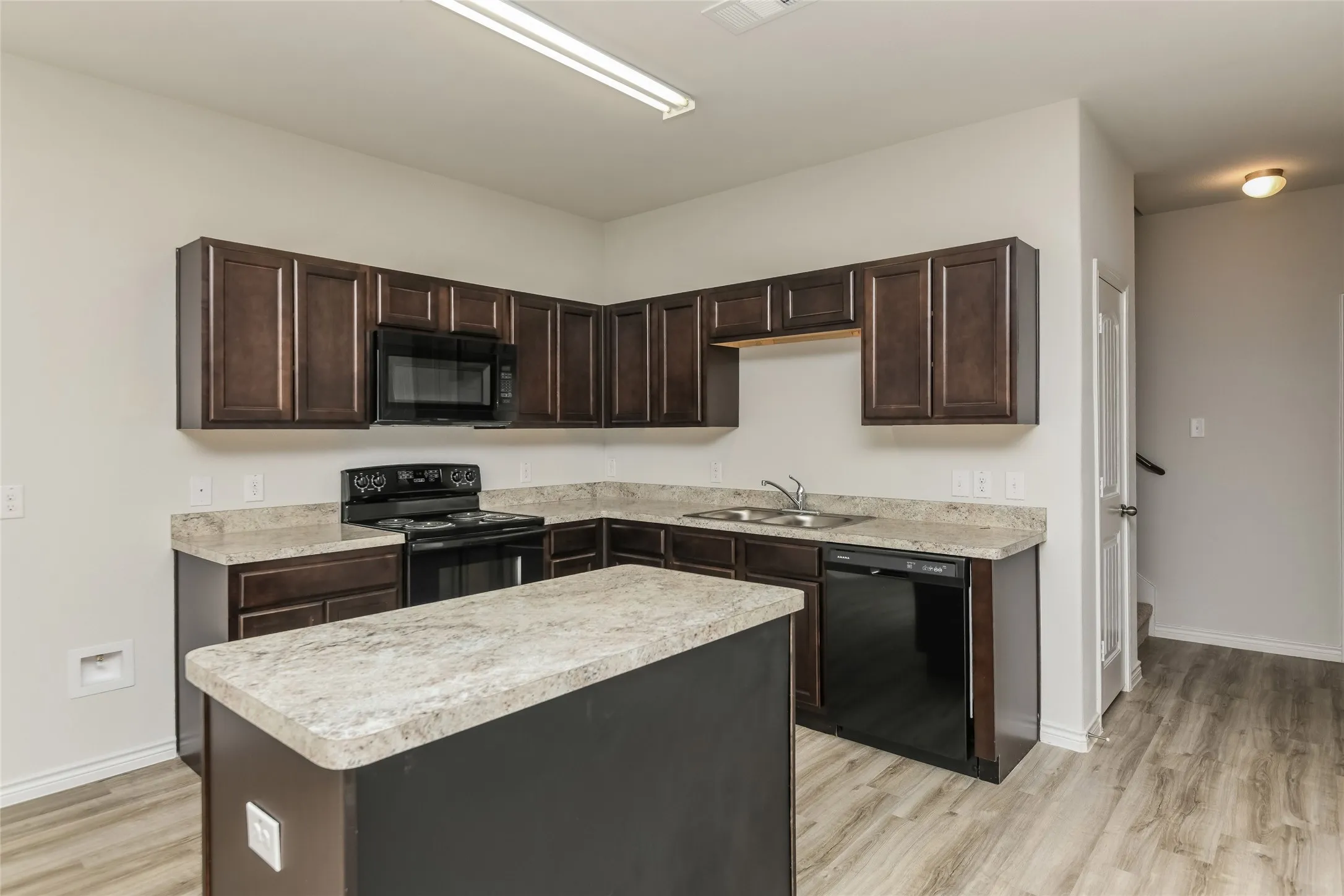 Single Family Residence For Rent in Ellis County , 2802 Redhead Place, Ennis, Texas 75119, 3 Bedroom, 3 Bathroom, 2 Garage spaces, 1,999 Sqft, built in 2021, mls#21387164, Real Estate Agent in Ennis, Homes For Rent in Ellis county, Homes For Rent in Ennis, Realtor in Ennis Texas, Real Estate Brokerage Independent Realty Texas, Luminita Cordes Realtor
