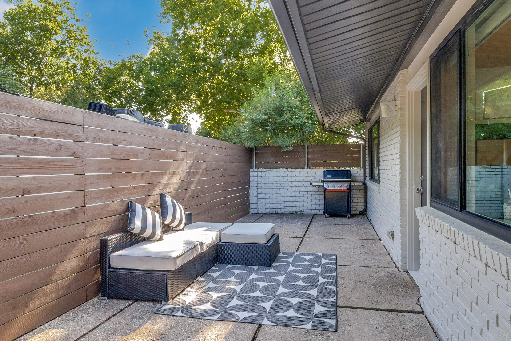 Single Family Residence For Sale in Dallas County , 8630 Rolling Rock Lane, Dallas, Texas 75238, 4 Bedroom, 4 Bathroom, Garage spaces, 2,083 Sqft, built in 1955, mls#21387163, Real Estate Agent in Dallas, Homes For Sale in Dallas county, Homes For Sale in Dallas, Realtor in Dallas Texas, Real Estate Brokerage Independent Realty Texas, Luminita Cordes Realtor
