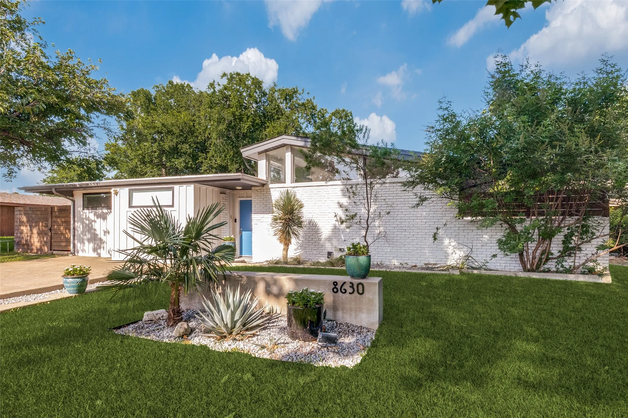 Single Family Residence For Sale in Dallas County , 8630 Rolling Rock Lane, Dallas, Texas 75238, 4 Bedroom, 4 Bathroom, Garage spaces, 2,083 Sqft, built in 1955, mls#21387163, Real Estate Agent in Dallas, Homes For Sale in Dallas county, Homes For Sale in Dallas, Realtor in Dallas Texas, Real Estate Brokerage Independent Realty Texas, Luminita Cordes Realtor