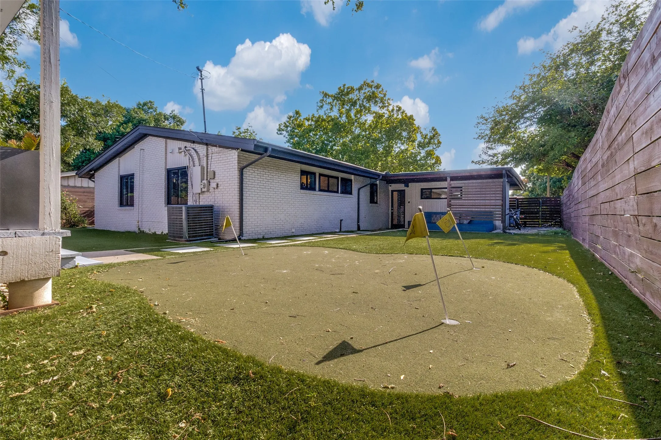 Single Family Residence For Sale in Dallas County , 8630 Rolling Rock Lane, Dallas, Texas 75238, 4 Bedroom, 4 Bathroom, Garage spaces, 2,083 Sqft, built in 1955, mls#21387163, Real Estate Agent in Dallas, Homes For Sale in Dallas county, Homes For Sale in Dallas, Realtor in Dallas Texas, Real Estate Brokerage Independent Realty Texas, Luminita Cordes Realtor