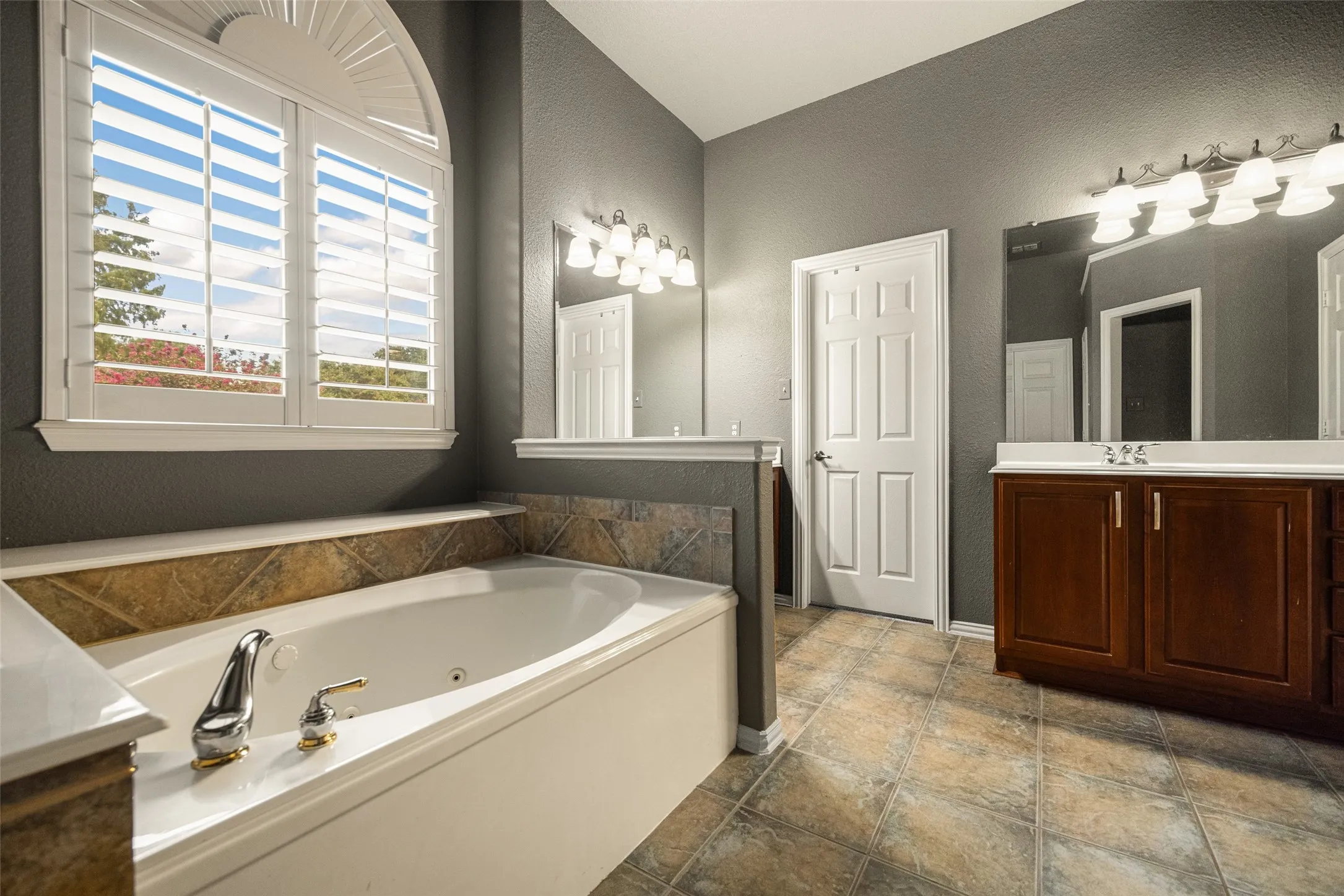 Single Family Residence For Sale in Dallas County , 1206 Lakebreeze Drive, Garland, Texas 75043, 4 Bedroom, 3 Bathroom, 3 Garage spaces, 2,758 Sqft, built in 2003, mls#21386831, Real Estate Agent in Garland, Homes For Sale in Dallas county, Homes For Sale in Garland, Realtor in Garland Texas, Real Estate Brokerage Independent Realty Texas, Luminita Cordes Realtor