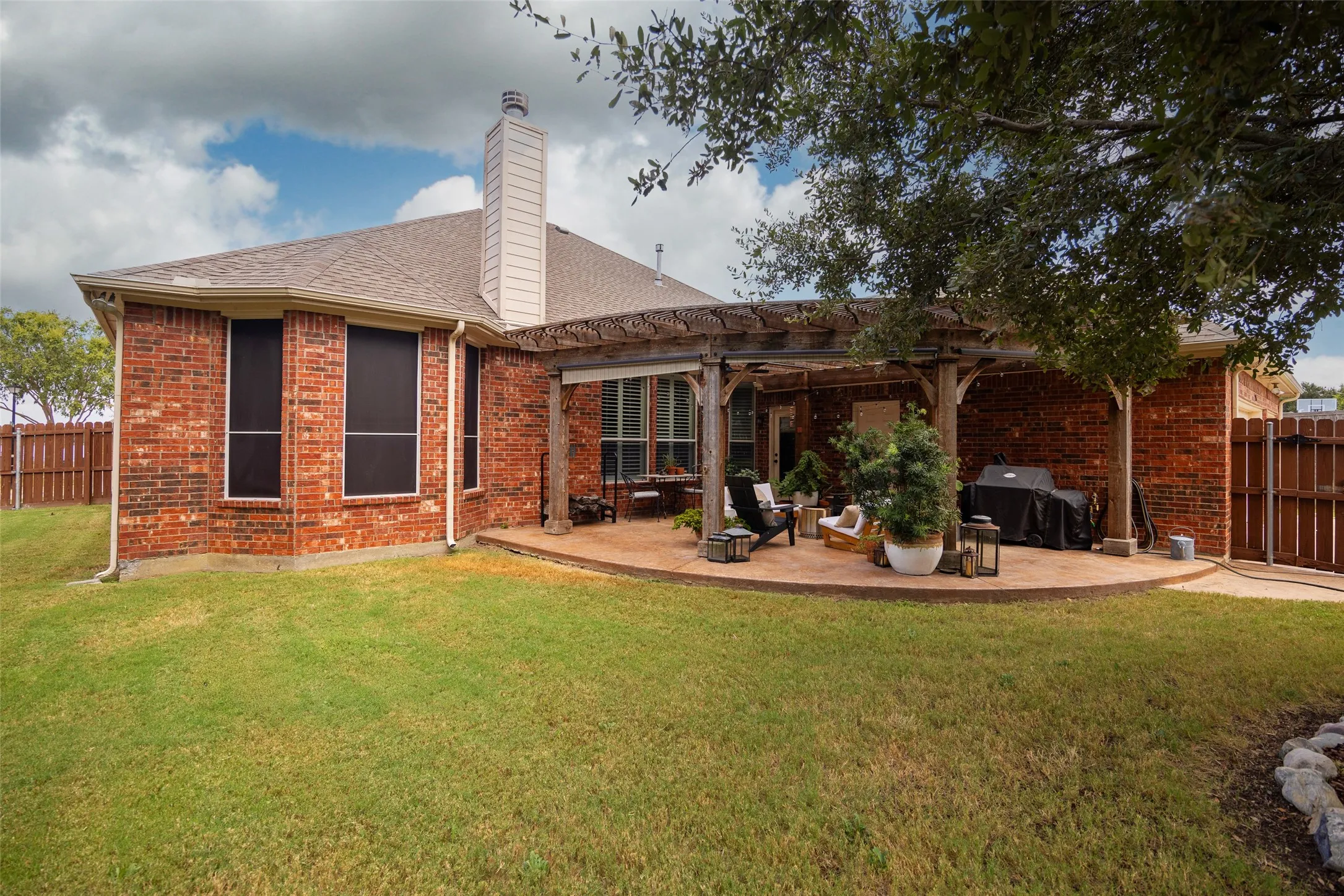 Single Family Residence For Sale in Dallas County , 1206 Lakebreeze Drive, Garland, Texas 75043, 4 Bedroom, 3 Bathroom, 3 Garage spaces, 2,758 Sqft, built in 2003, mls#21386831, Real Estate Agent in Garland, Homes For Sale in Dallas county, Homes For Sale in Garland, Realtor in Garland Texas, Real Estate Brokerage Independent Realty Texas, Luminita Cordes Realtor