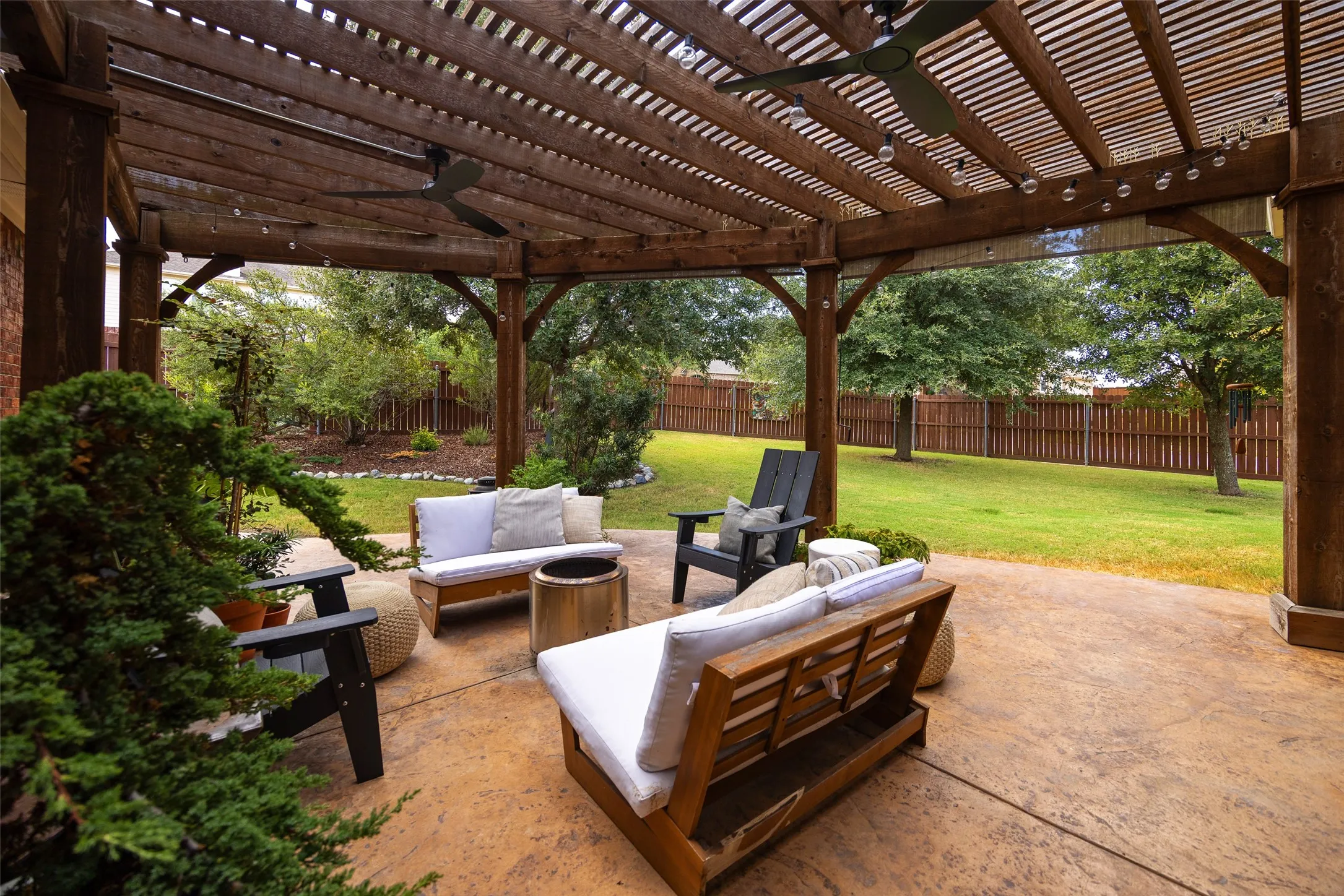 Single Family Residence For Sale in Dallas County , 1206 Lakebreeze Drive, Garland, Texas 75043, 4 Bedroom, 3 Bathroom, 3 Garage spaces, 2,758 Sqft, built in 2003, mls#21386831, Real Estate Agent in Garland, Homes For Sale in Dallas county, Homes For Sale in Garland, Realtor in Garland Texas, Real Estate Brokerage Independent Realty Texas, Luminita Cordes Realtor