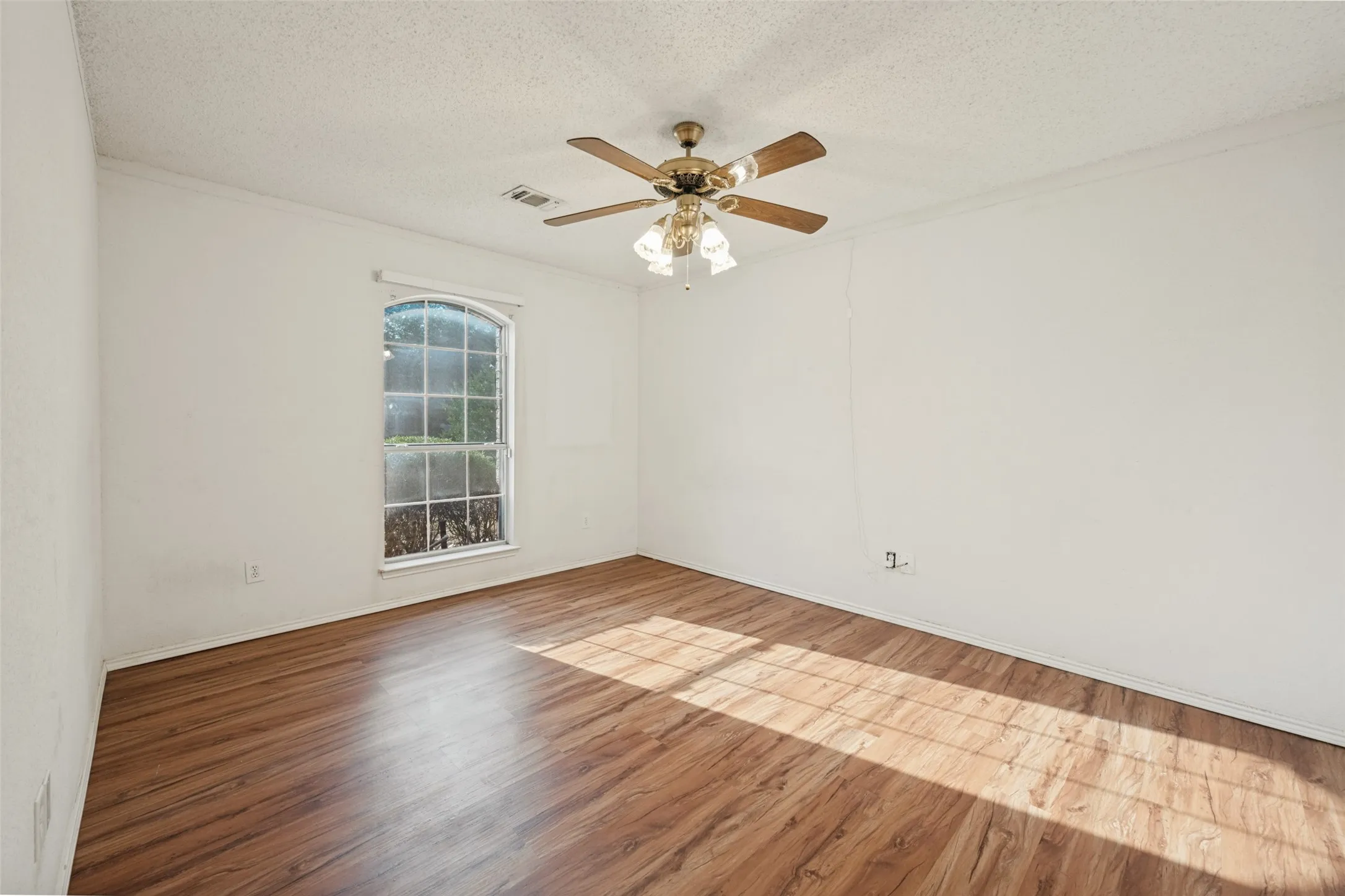 Single Family Residence For Sale in Tarrant County , 7728 Liz Lane, Watauga, Texas 76148, 4 Bedroom, 3 Bathroom, 2 Garage spaces, 1,802 Sqft, built in 1997, mls#21386833, Real Estate Agent in Watauga, Homes For Sale in Tarrant county, Homes For Sale in Watauga, Realtor in Watauga Texas, Real Estate Brokerage Independent Realty Texas, Luminita Cordes Realtor