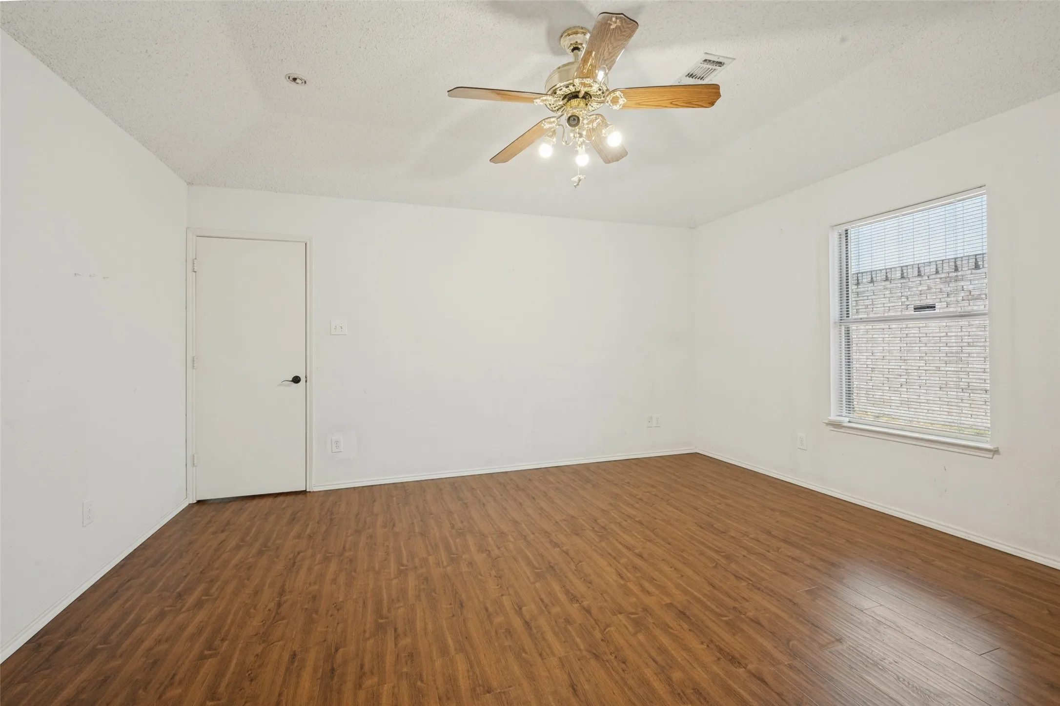 Single Family Residence For Sale in Tarrant County , 7728 Liz Lane, Watauga, Texas 76148, 4 Bedroom, 3 Bathroom, 2 Garage spaces, 1,802 Sqft, built in 1997, mls#21386833, Real Estate Agent in Watauga, Homes For Sale in Tarrant county, Homes For Sale in Watauga, Realtor in Watauga Texas, Real Estate Brokerage Independent Realty Texas, Luminita Cordes Realtor