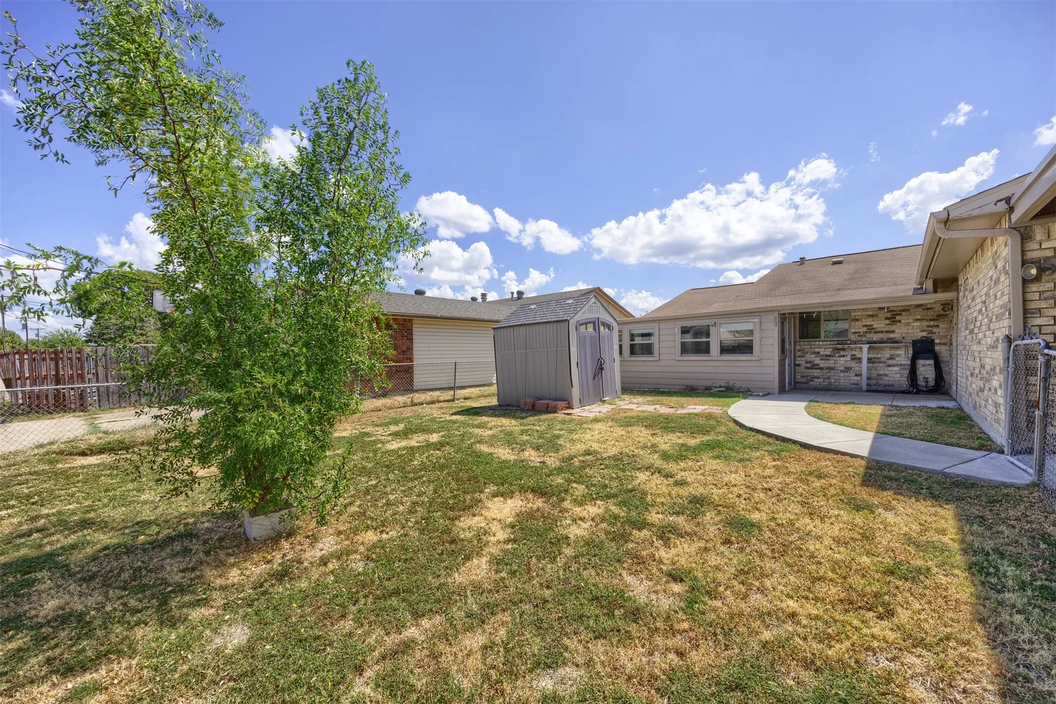 Single Family Residence For Sale in Rockwall County , 8817 Millwood Drive, Rowlett, Texas 75088, 3 Bedroom, 2 Bathroom, 2 Garage spaces, 1,644 Sqft, built in 1983, mls#21386563, Real Estate Agent in Rowlett, Homes For Sale in Rockwall county, Homes For Sale in Rowlett, Realtor in Rowlett Texas, Real Estate Brokerage Independent Realty Texas, Luminita Cordes Realtor