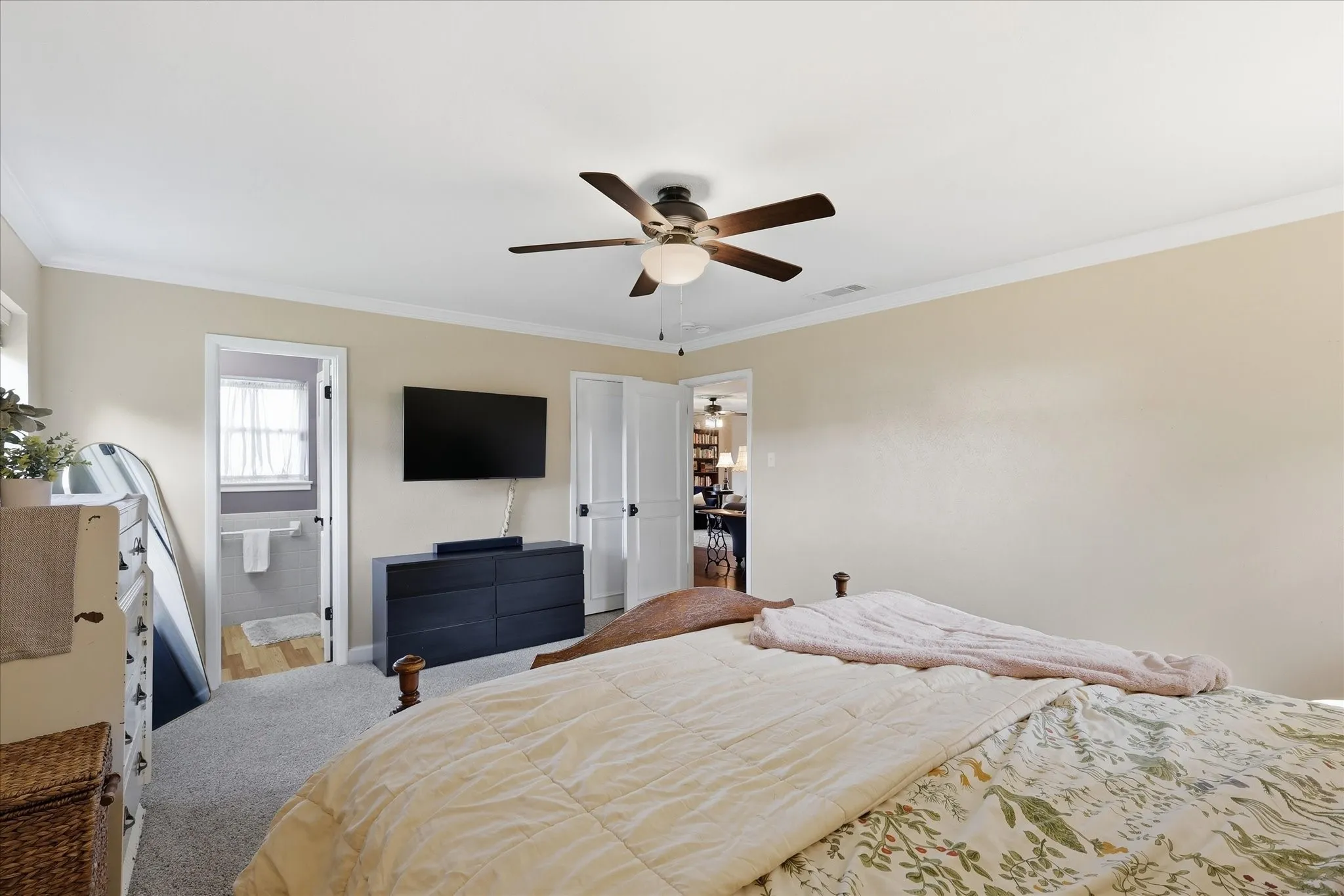 Recessed lighting, crown molding, ceiling fan, and carpeted flooring