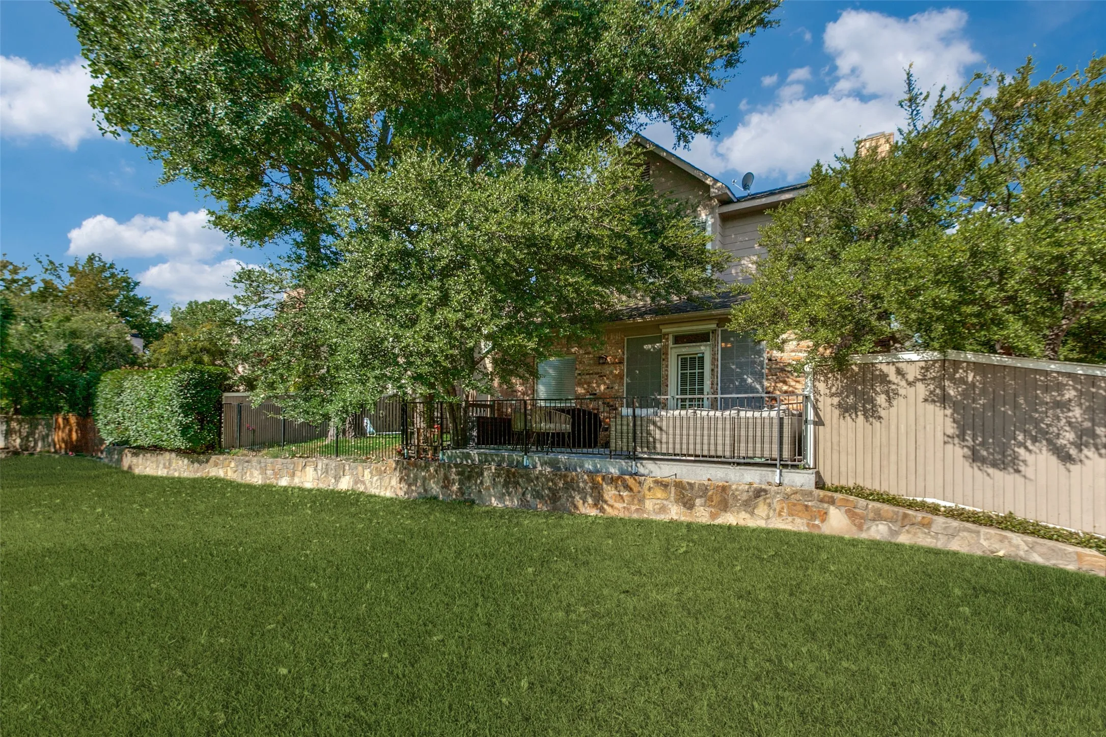 Townhouse For Sale in Dallas County , 8610 Brittania Way, Dallas, Texas 75243, 4 Bedroom, 4 Bathroom, 2 Garage spaces, 2,124 Sqft, built in 1993, mls#21383456, Real Estate Agent in Dallas, Homes For Sale in Dallas county, Homes For Sale in Dallas, Realtor in Dallas Texas, Real Estate Brokerage Independent Realty Texas, Luminita Cordes Realtor