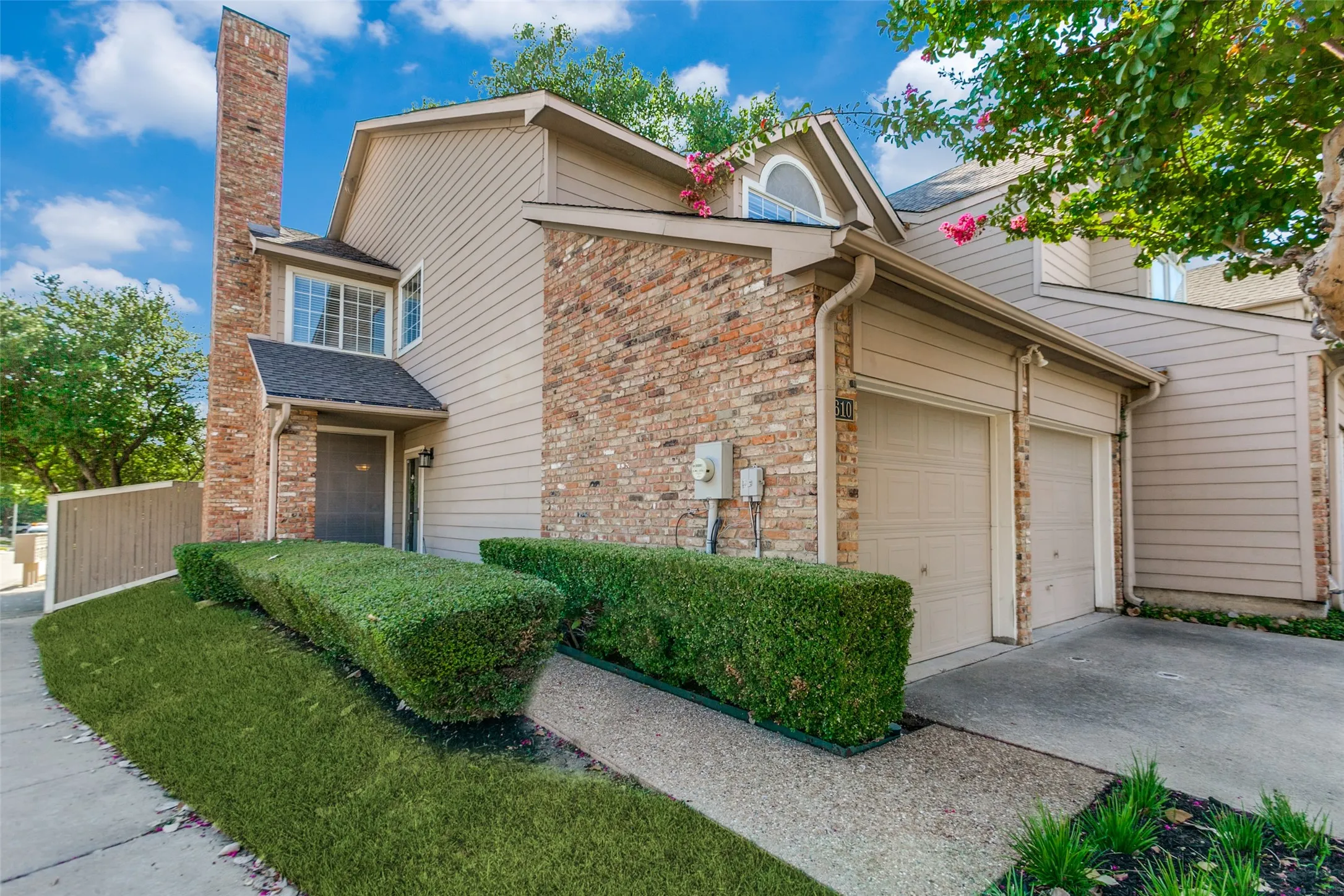 Townhouse For Sale in Dallas County , 8610 Brittania Way, Dallas, Texas 75243, 4 Bedroom, 4 Bathroom, 2 Garage spaces, 2,124 Sqft, built in 1993, mls#21383456, Real Estate Agent in Dallas, Homes For Sale in Dallas county, Homes For Sale in Dallas, Realtor in Dallas Texas, Real Estate Brokerage Independent Realty Texas, Luminita Cordes Realtor