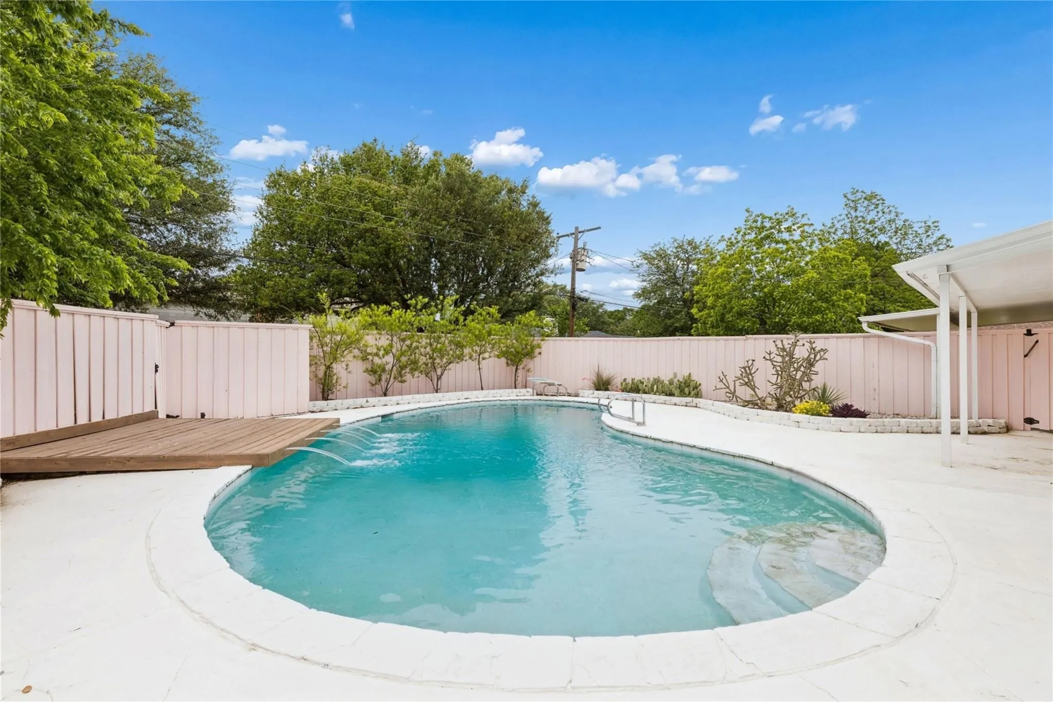Single Family Residence For Sale in Dallas County , 2617 Beechmont Drive, Dallas, Texas 75228, 4 Bedroom, 3 Bathroom, 2 Garage spaces, 2,411 Sqft, built in 1962, mls#21386234, Real Estate Agent in Dallas, Homes For Sale in Dallas county, Homes For Sale in Dallas, Realtor in Dallas Texas, Real Estate Brokerage Independent Realty Texas, Luminita Cordes Realtor