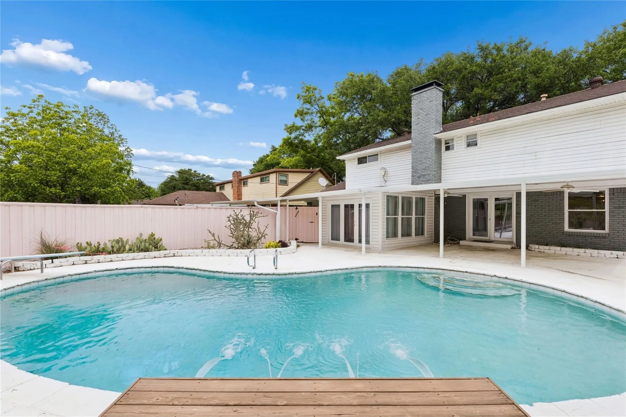 Single Family Residence For Sale in Dallas County , 2617 Beechmont Drive, Dallas, Texas 75228, 4 Bedroom, 3 Bathroom, 2 Garage spaces, 2,411 Sqft, built in 1962, mls#21386234, Real Estate Agent in Dallas, Homes For Sale in Dallas county, Homes For Sale in Dallas, Realtor in Dallas Texas, Real Estate Brokerage Independent Realty Texas, Luminita Cordes Realtor