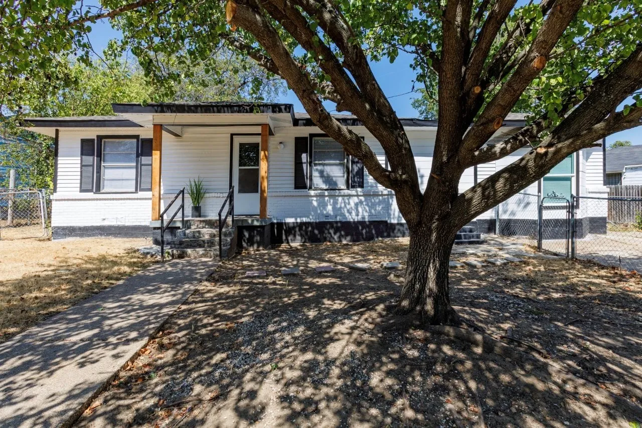 Single Family Residence For Sale in Dallas County , 2347 Village Way, Dallas, Texas 75216, 4 Bedroom, 2 Bathroom, Garage spaces, 1,070 Sqft, built in 1952, mls#21387158, Real Estate Agent in Dallas, Homes For Sale in Dallas county, Homes For Sale in Dallas, Realtor in Dallas Texas, Real Estate Brokerage Independent Realty Texas, Luminita Cordes Realtor