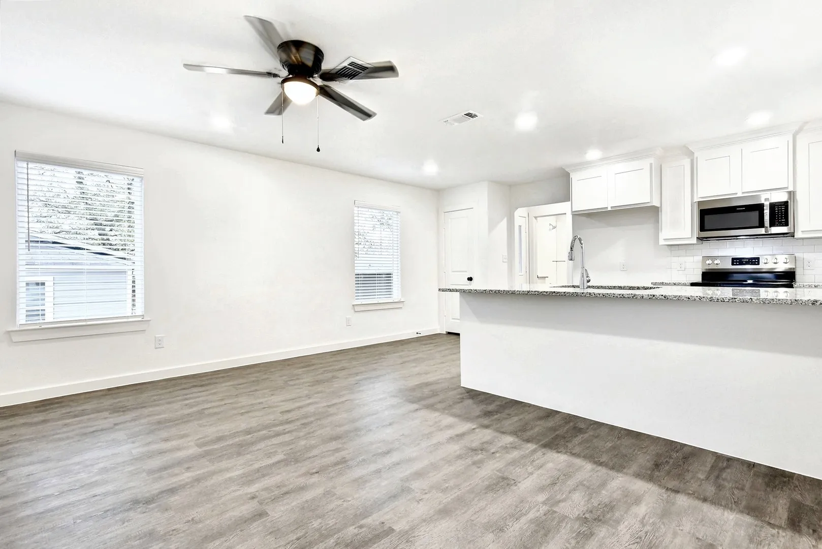 Duplex For Rent in Grayson County , 319 E Hull Street, Denison, Texas 75021, 3 Bedroom, 3 Bathroom, 1 Garage spaces, 1,246 Sqft, built in 2022, mls#21387188, Real Estate Agent in Denison, Homes For Rent in Grayson county, Homes For Rent in Denison, Realtor in Denison Texas, Real Estate Brokerage Independent Realty Texas, Luminita Cordes Realtor