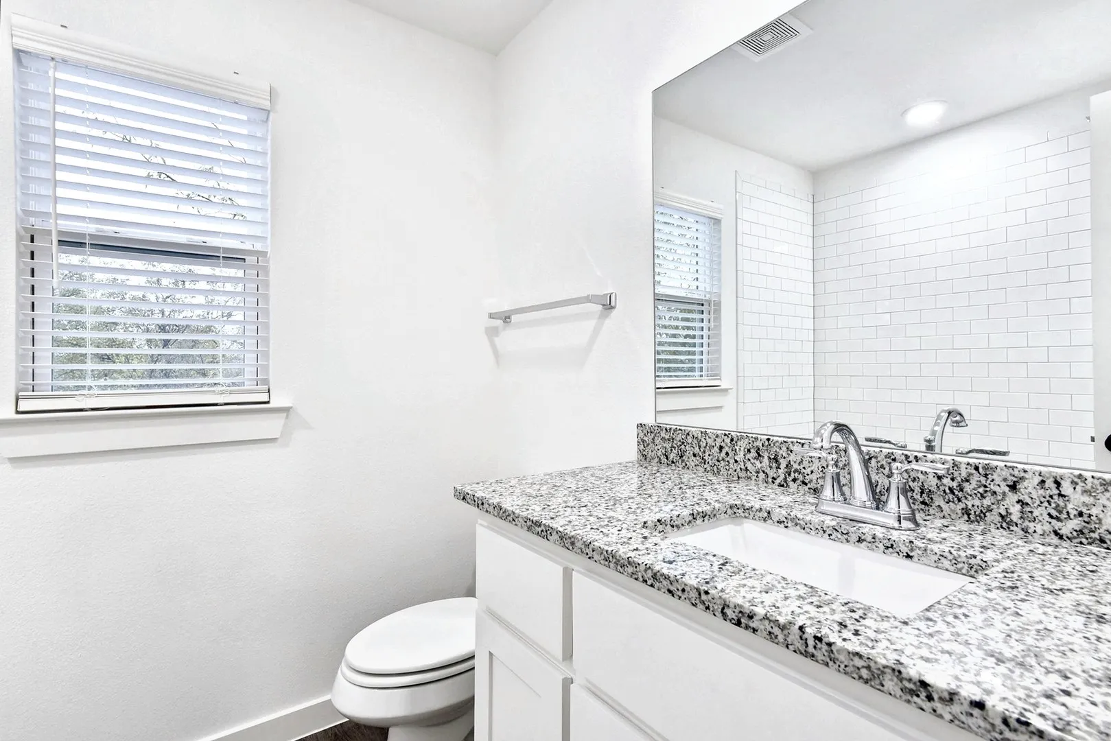 Duplex For Rent in Grayson County , 319 E Hull Street, Denison, Texas 75021, 3 Bedroom, 3 Bathroom, 1 Garage spaces, 1,246 Sqft, built in 2022, mls#21387188, Real Estate Agent in Denison, Homes For Rent in Grayson county, Homes For Rent in Denison, Realtor in Denison Texas, Real Estate Brokerage Independent Realty Texas, Luminita Cordes Realtor