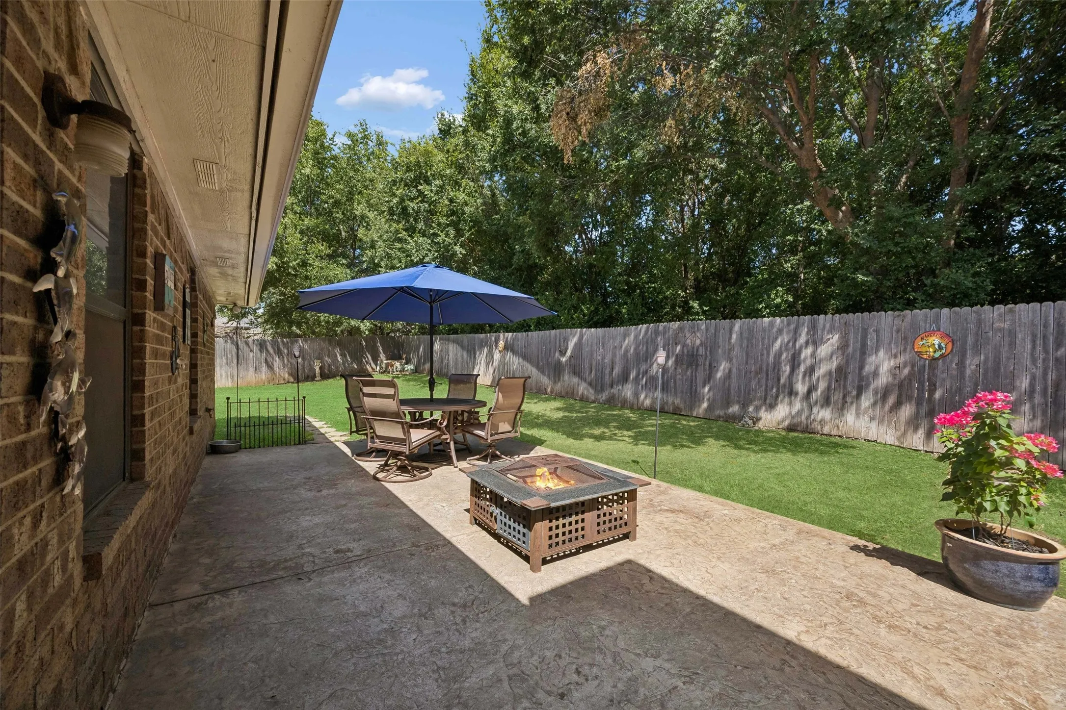 Single Family Residence For Sale in Tarrant County , 7416 Shady Hollow Court, North Richland Hills, Texas 76182, 3 Bedroom, 2 Bathroom, 2 Garage spaces, 1,638 Sqft, built in 1985, mls#21385983, Real Estate Agent in North Richland Hills, Homes For Sale in Tarrant county, Homes For Sale in North Richland Hills, Realtor in North Richland Hills Texas, Real Estate Brokerage Independent Realty Texas, Luminita Cordes Realtor