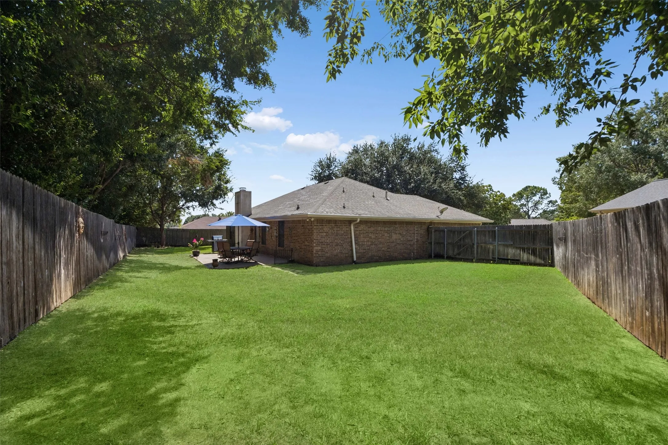 Single Family Residence For Sale in Tarrant County , 7416 Shady Hollow Court, North Richland Hills, Texas 76182, 3 Bedroom, 2 Bathroom, 2 Garage spaces, 1,638 Sqft, built in 1985, mls#21385983, Real Estate Agent in North Richland Hills, Homes For Sale in Tarrant county, Homes For Sale in North Richland Hills, Realtor in North Richland Hills Texas, Real Estate Brokerage Independent Realty Texas, Luminita Cordes Realtor