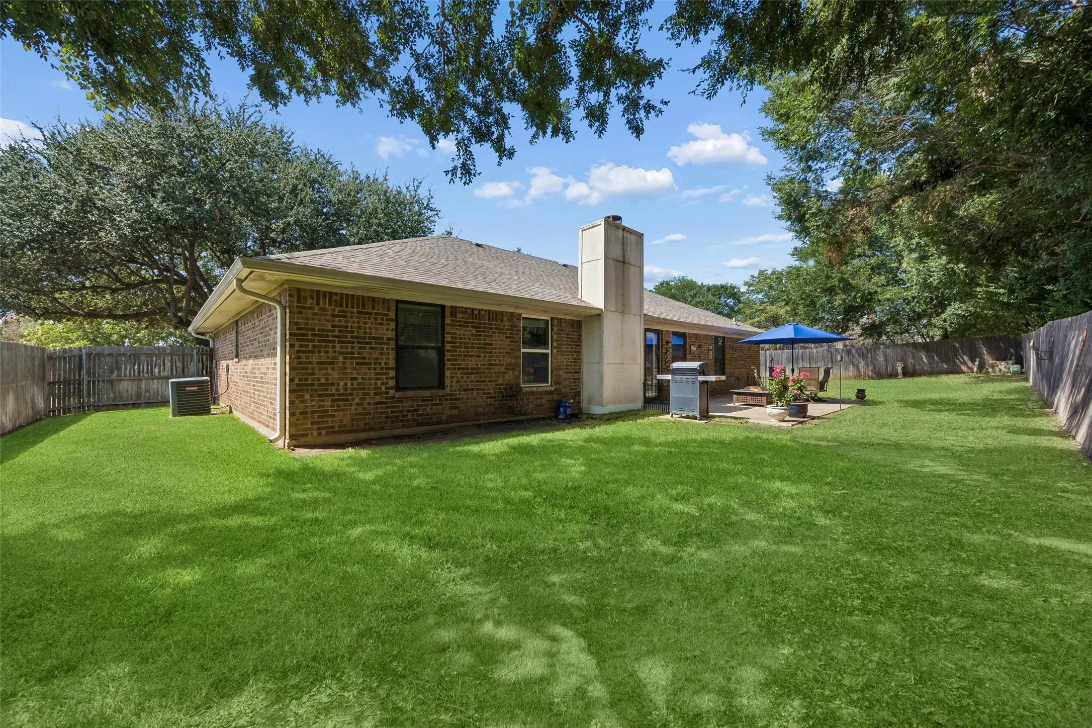 Single Family Residence For Sale in Tarrant County , 7416 Shady Hollow Court, North Richland Hills, Texas 76182, 3 Bedroom, 2 Bathroom, 2 Garage spaces, 1,638 Sqft, built in 1985, mls#21385983, Real Estate Agent in North Richland Hills, Homes For Sale in Tarrant county, Homes For Sale in North Richland Hills, Realtor in North Richland Hills Texas, Real Estate Brokerage Independent Realty Texas, Luminita Cordes Realtor