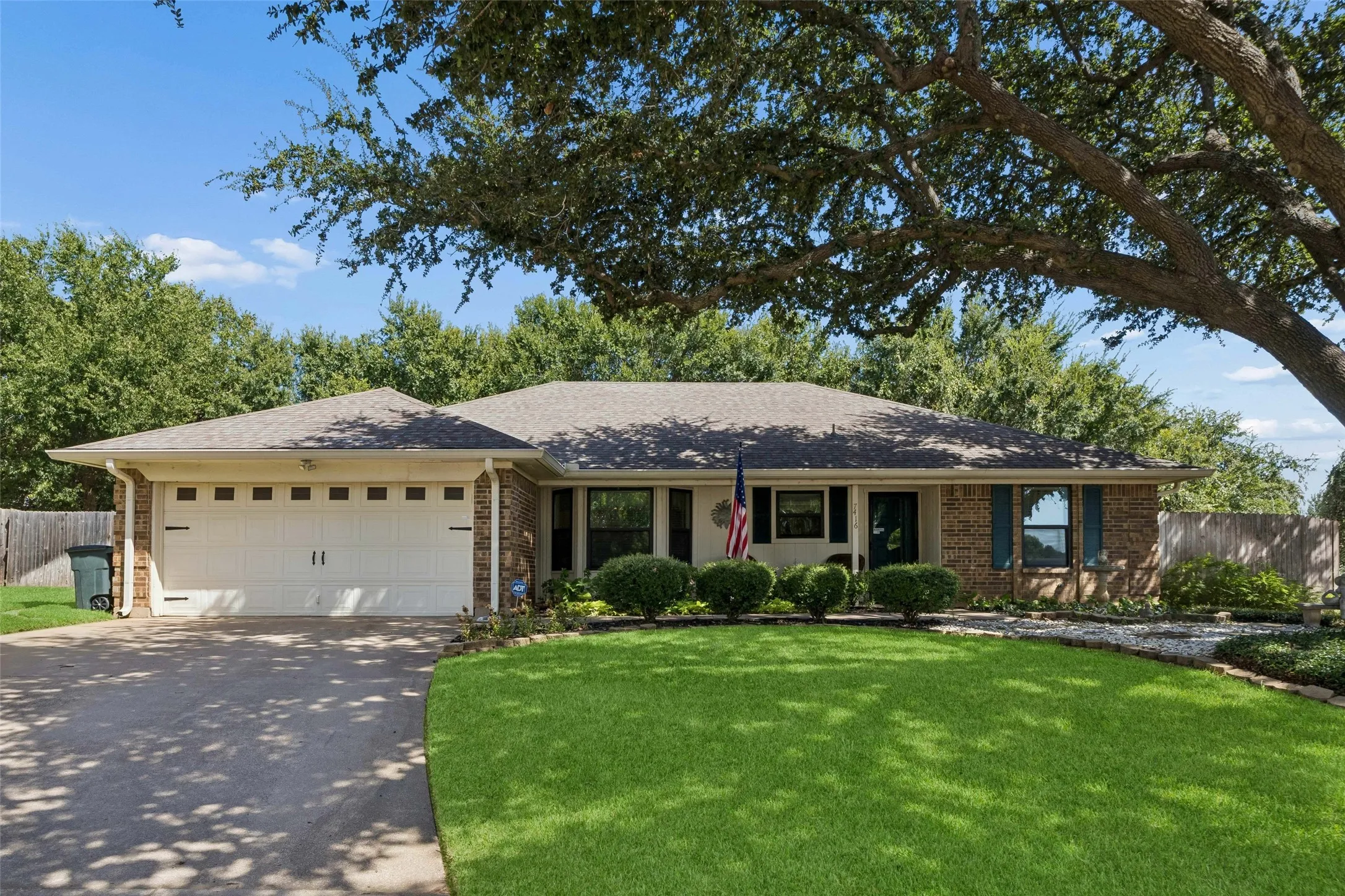 Single Family Residence For Sale in Tarrant County , 7416 Shady Hollow Court, North Richland Hills, Texas 76182, 3 Bedroom, 2 Bathroom, 2 Garage spaces, 1,638 Sqft, built in 1985, mls#21385983, Real Estate Agent in North Richland Hills, Homes For Sale in Tarrant county, Homes For Sale in North Richland Hills, Realtor in North Richland Hills Texas, Real Estate Brokerage Independent Realty Texas, Luminita Cordes Realtor
